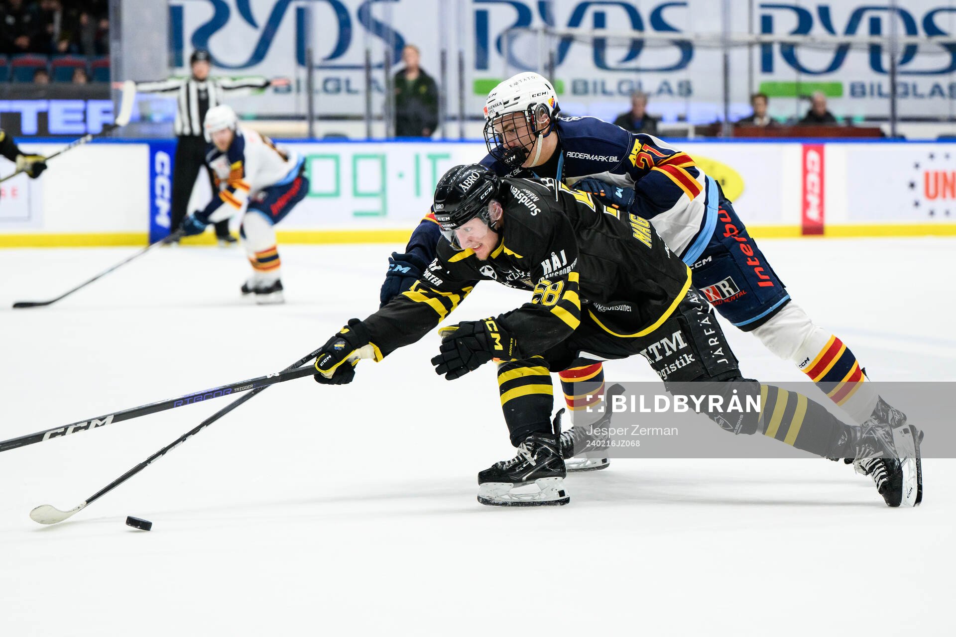 AIKs Oskar Magnusson och Djurgårdens Linus Eriksson