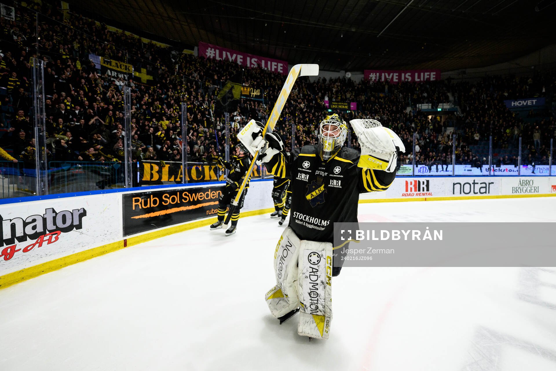AIKs målvakt Tobias Normann jublar
