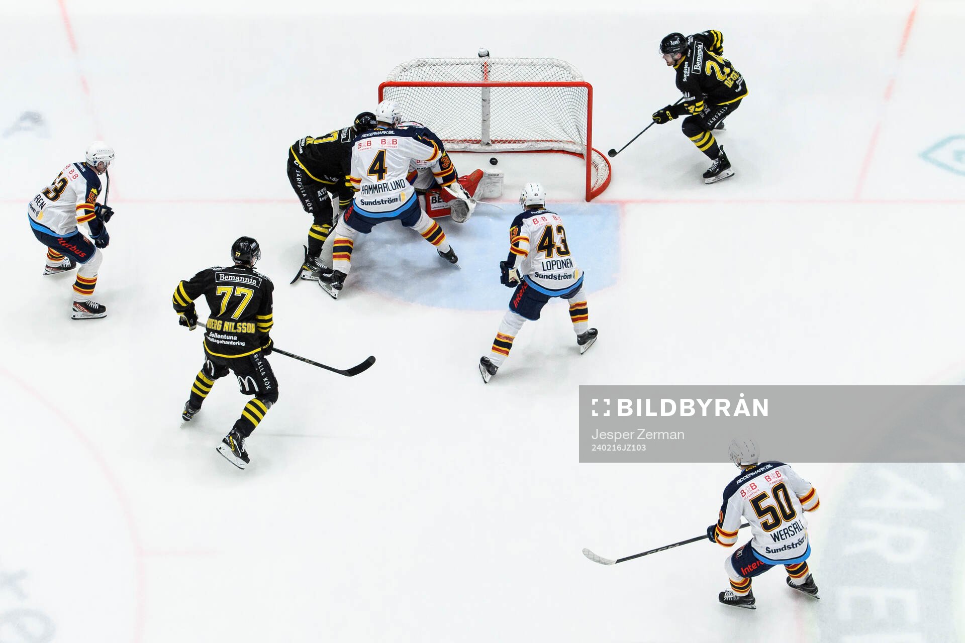 AIKs Christoffer Björk gör 1-0 på Djurgårdens målvakt