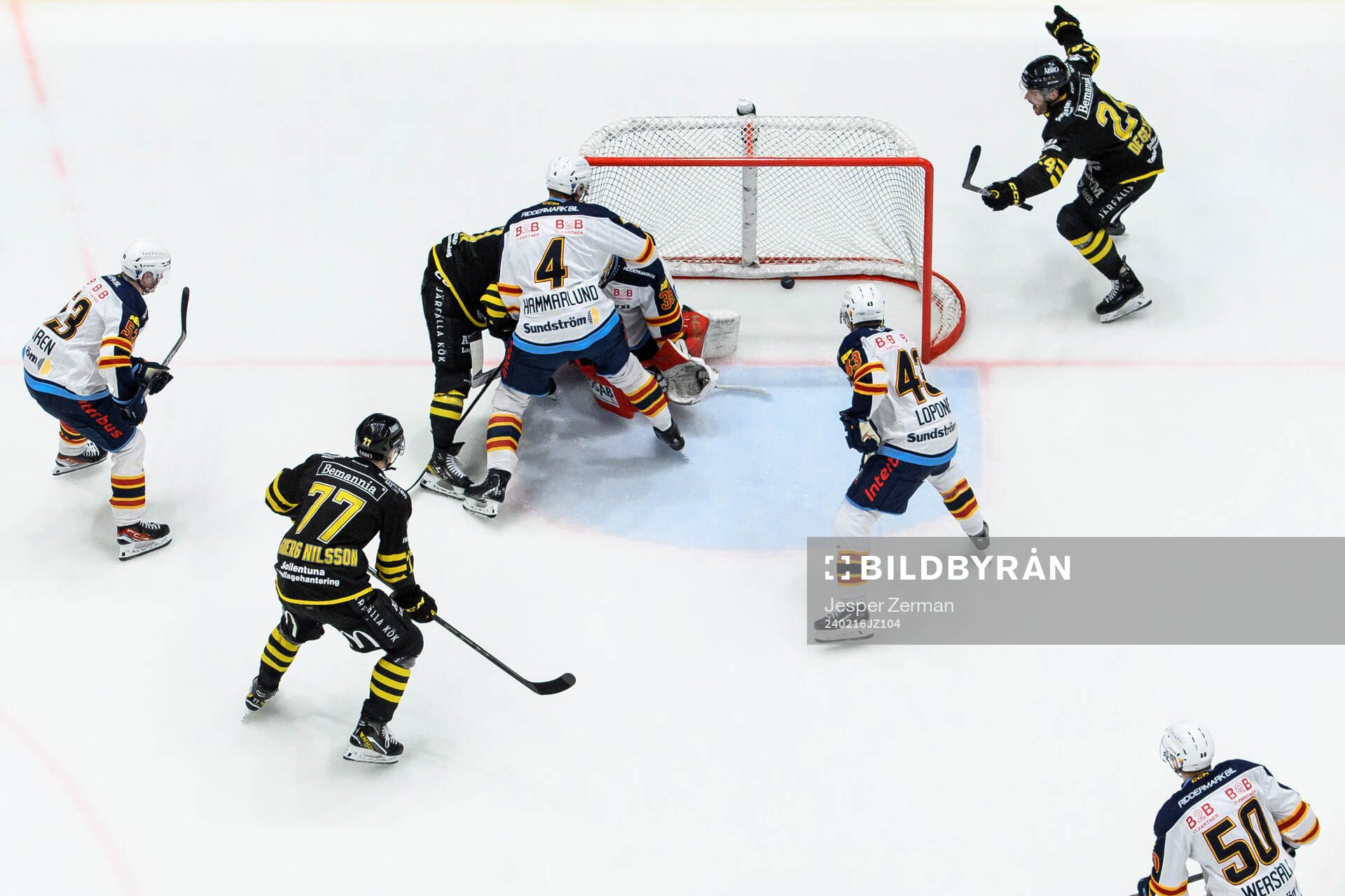 AIKs Christoffer Björk gör 1-0 på Djurgårdens målvakt
