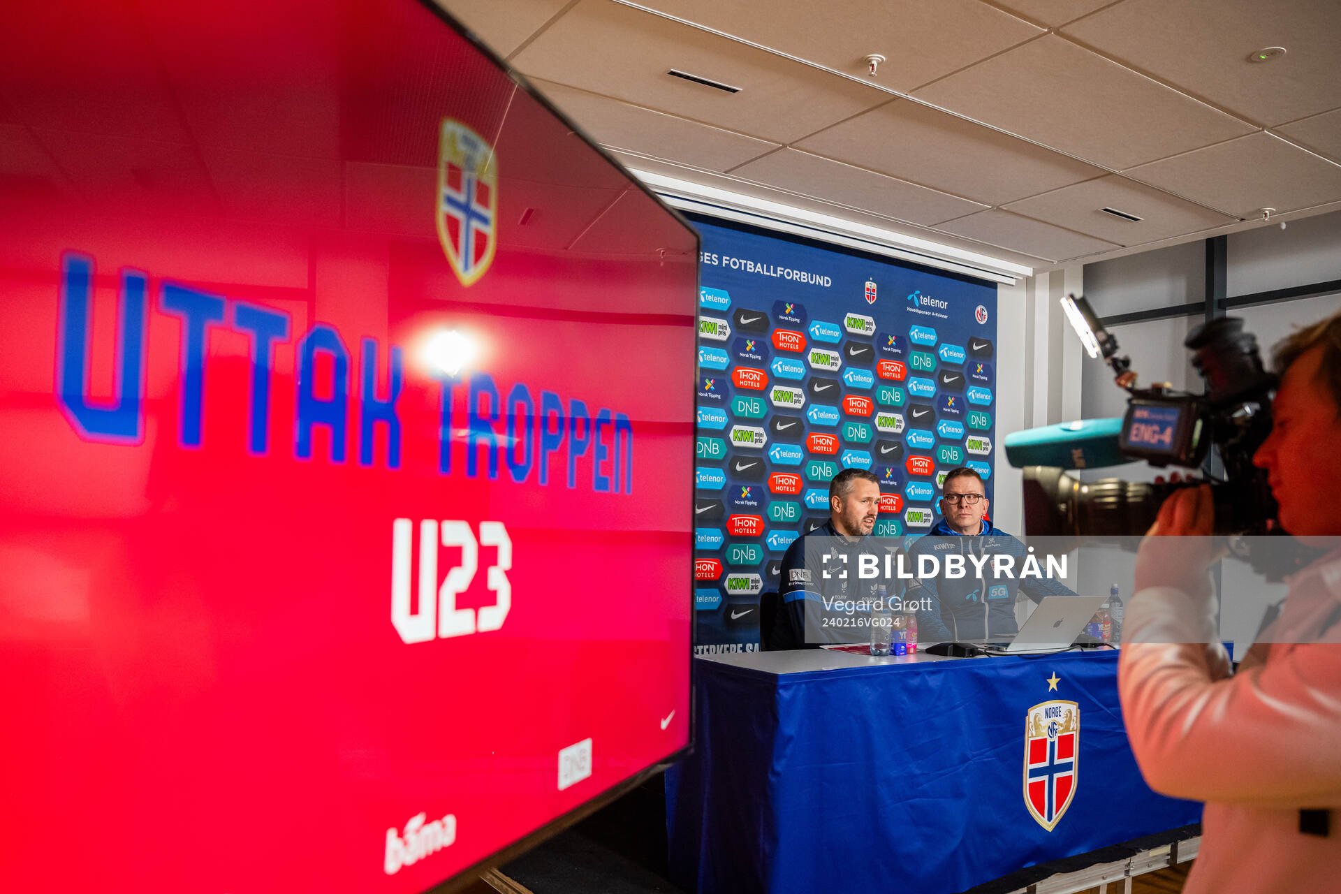 Per Inge Jacobsen, U23 coach of the Norwegian women's national football team, and Henning Sverdrup, media officer, during a press conference on February 16, 2024 in Oslo. 