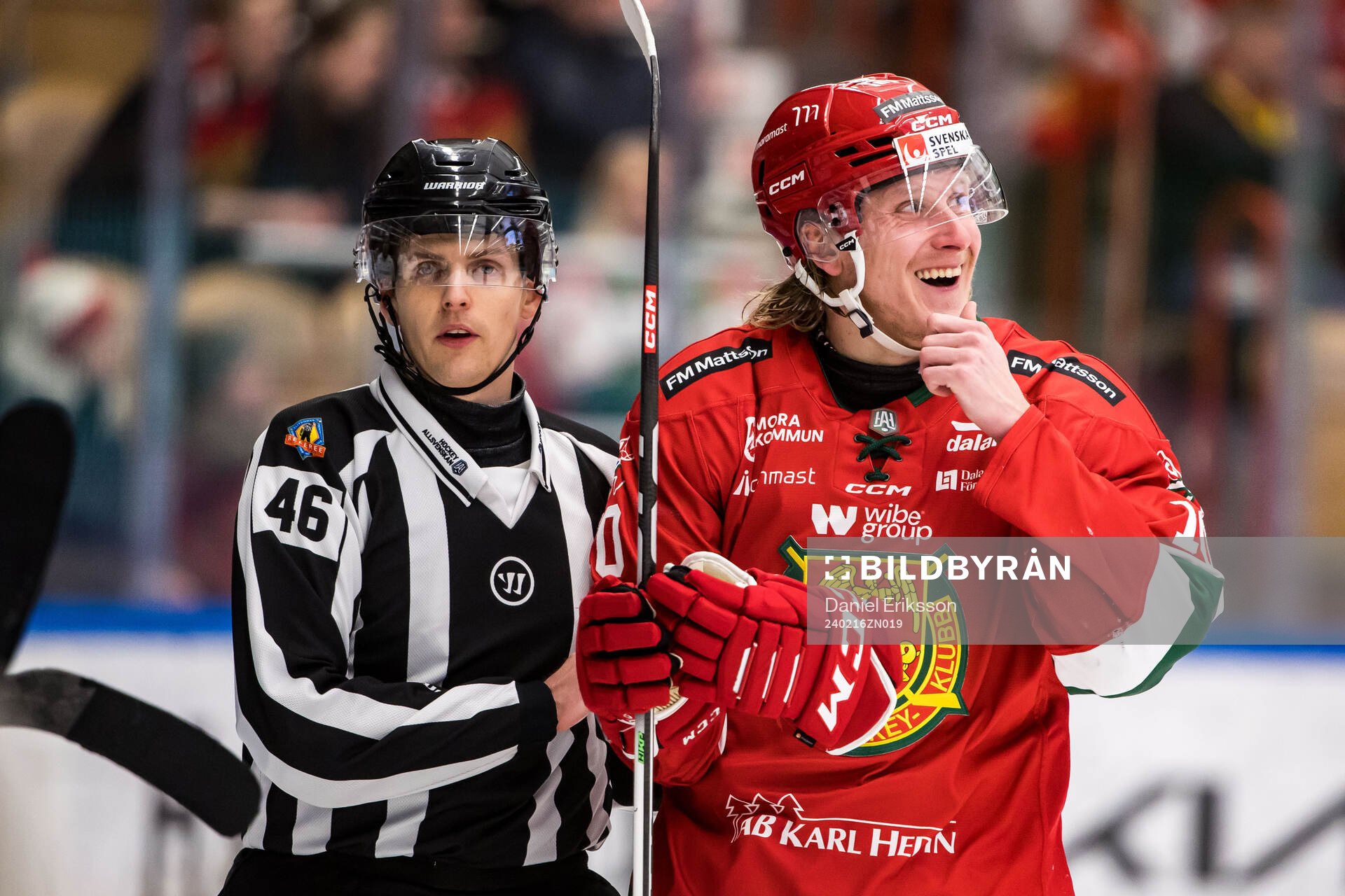 Linjedomare Niclas Rosendahl och Moras Anthon Eriksson