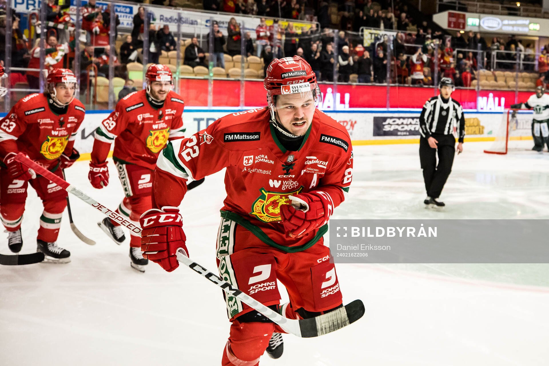 Moras Måns Carlsson jublar