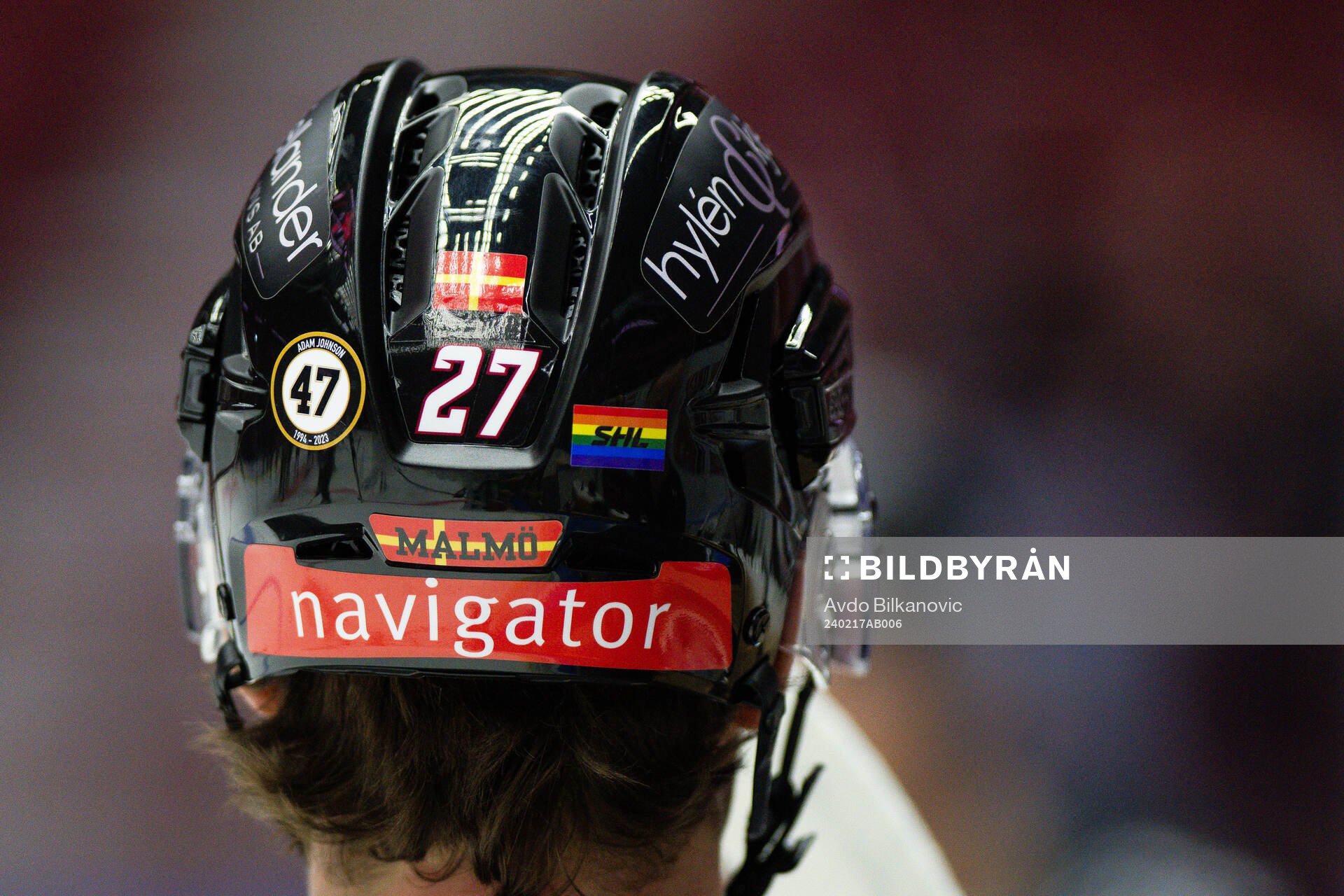 Hjälm med Pride loggan