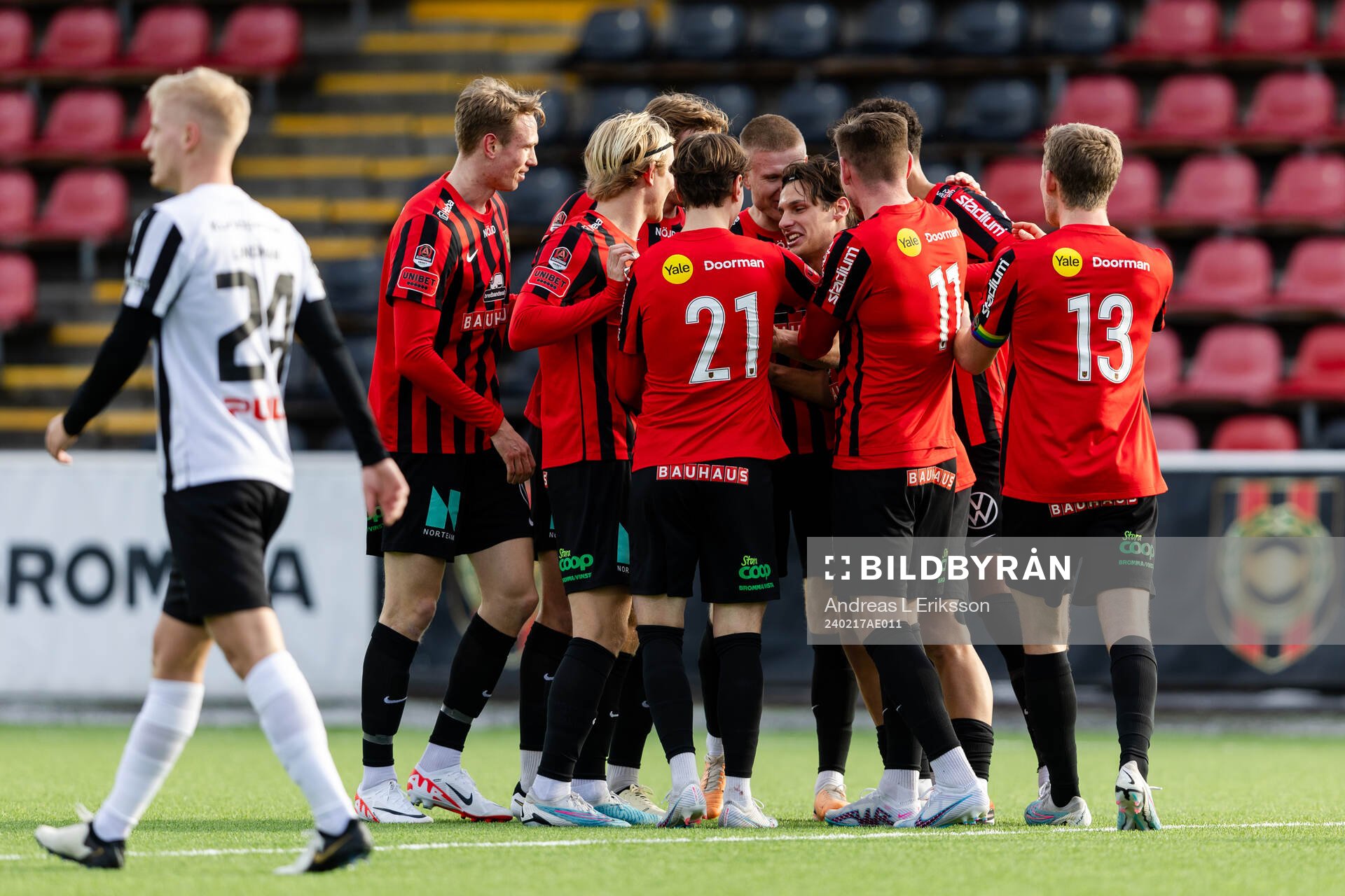 Brommapojkarnas spelare jublar med Kevin Ackermann