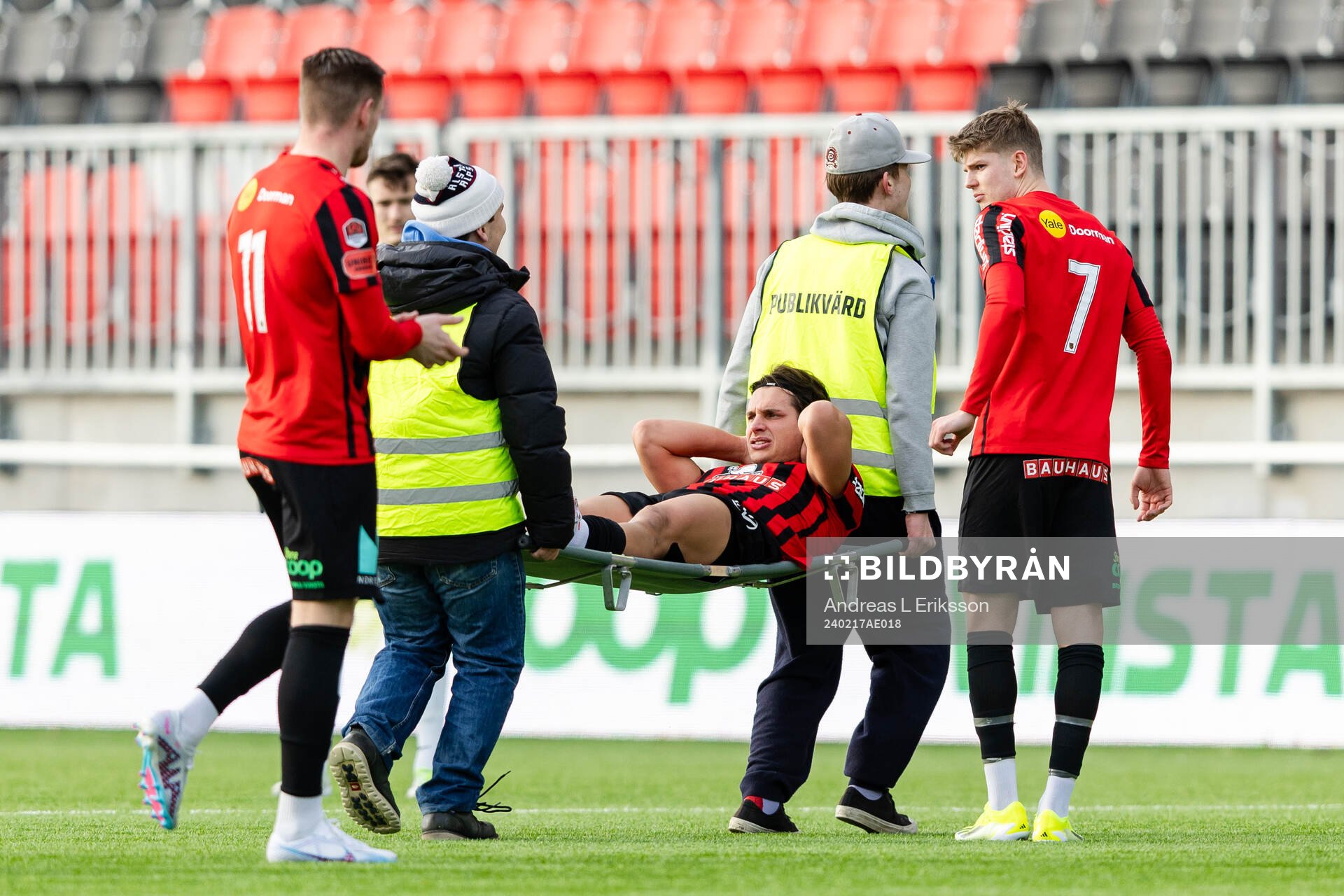 Brommapojkarnas Kevin Ackermann lämnar planen