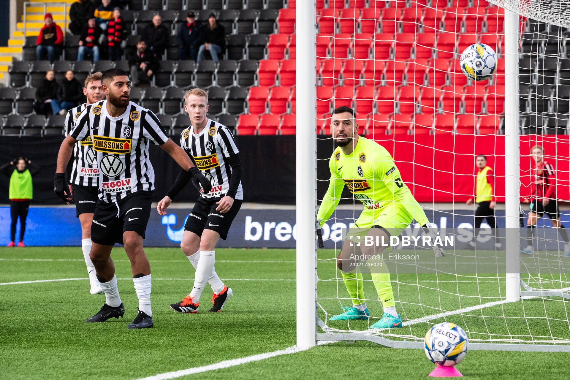 Landskronas Rassa Rahmani och målvakt Amr Kaddoura deppar