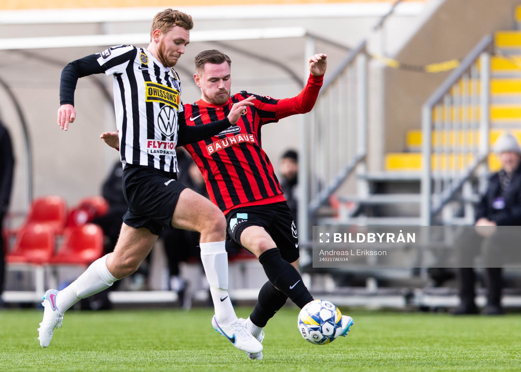 Landskronas Melker Jonsson och Brommapojkarnas Rasmus Örqvist under fotbollsmatchen i Svenska Cupen mellan Brommapojkarna och Landskrona den 17 februari 2024 i Stockholm.