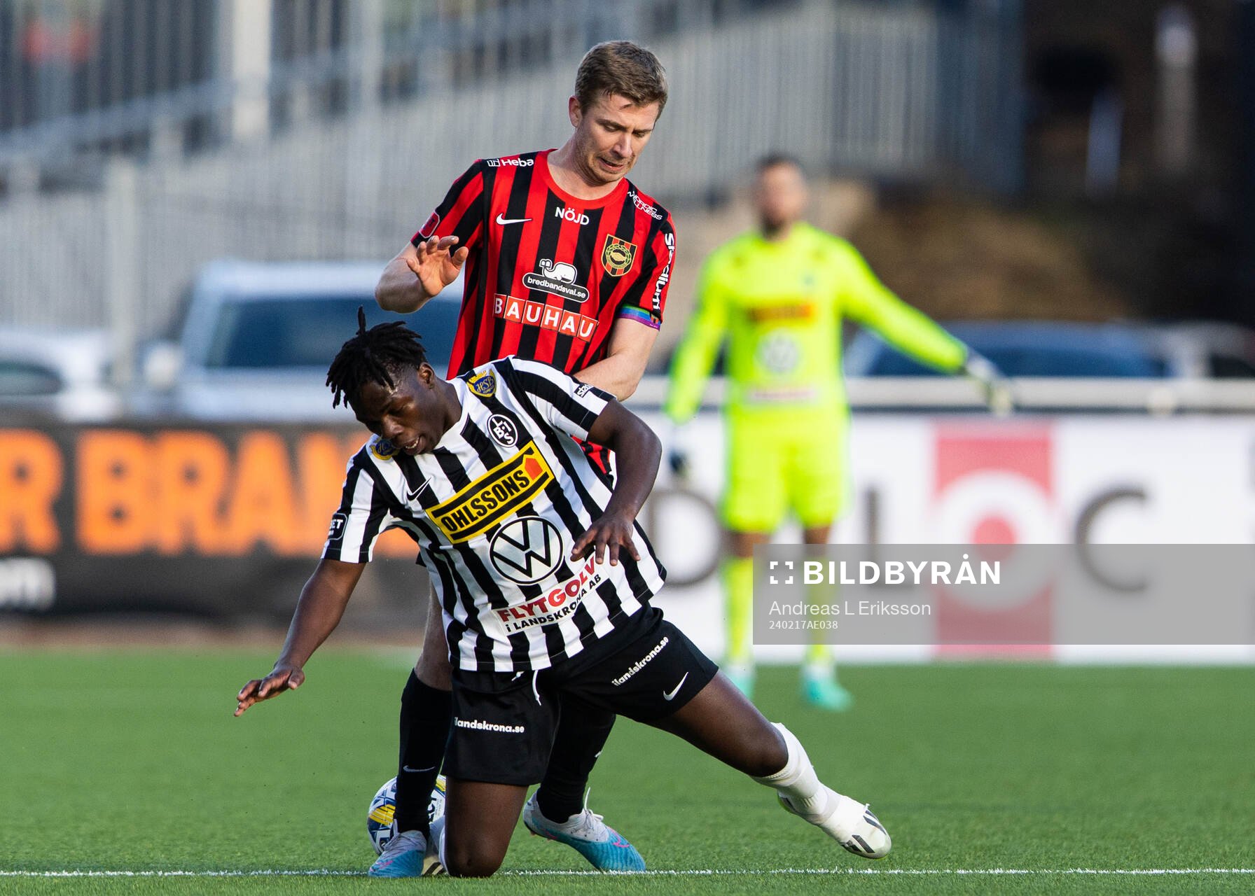 Landskronas Xavier Odhiambo och Brommapojkarnas Ludvig Fritzson under fotbollsmatchen i Svenska Cupen mellan Brommapojkarna och Landskrona den 17 februari 2024 i Stockholm.