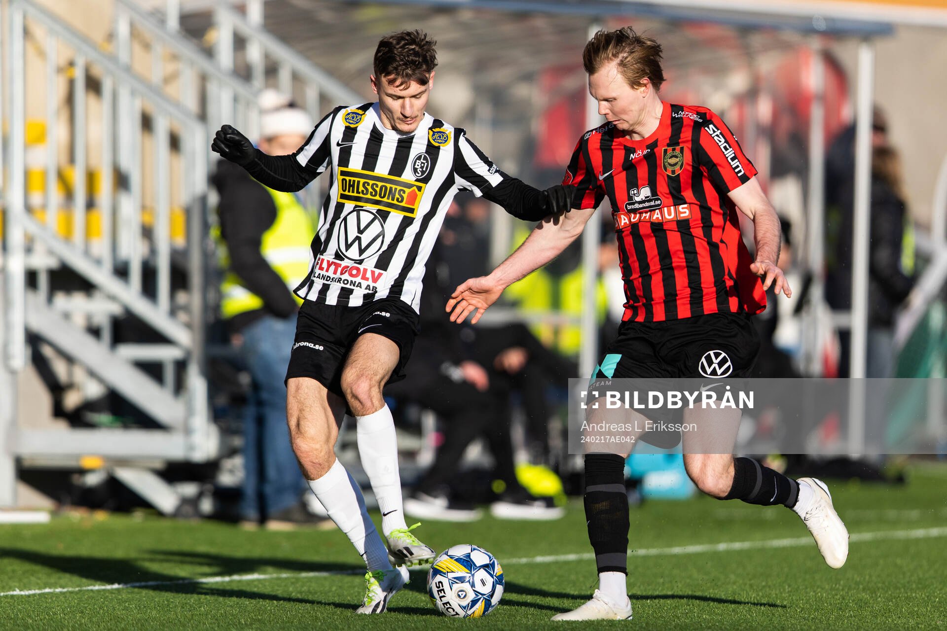 Landskronas Robin Dzabic och Brommapojkarnas Tim Waker under fotbollsmatchen i Svenska Cupen mellan Brommapojkarna och Landskrona den 17 februari 2024 i Stockholm.
