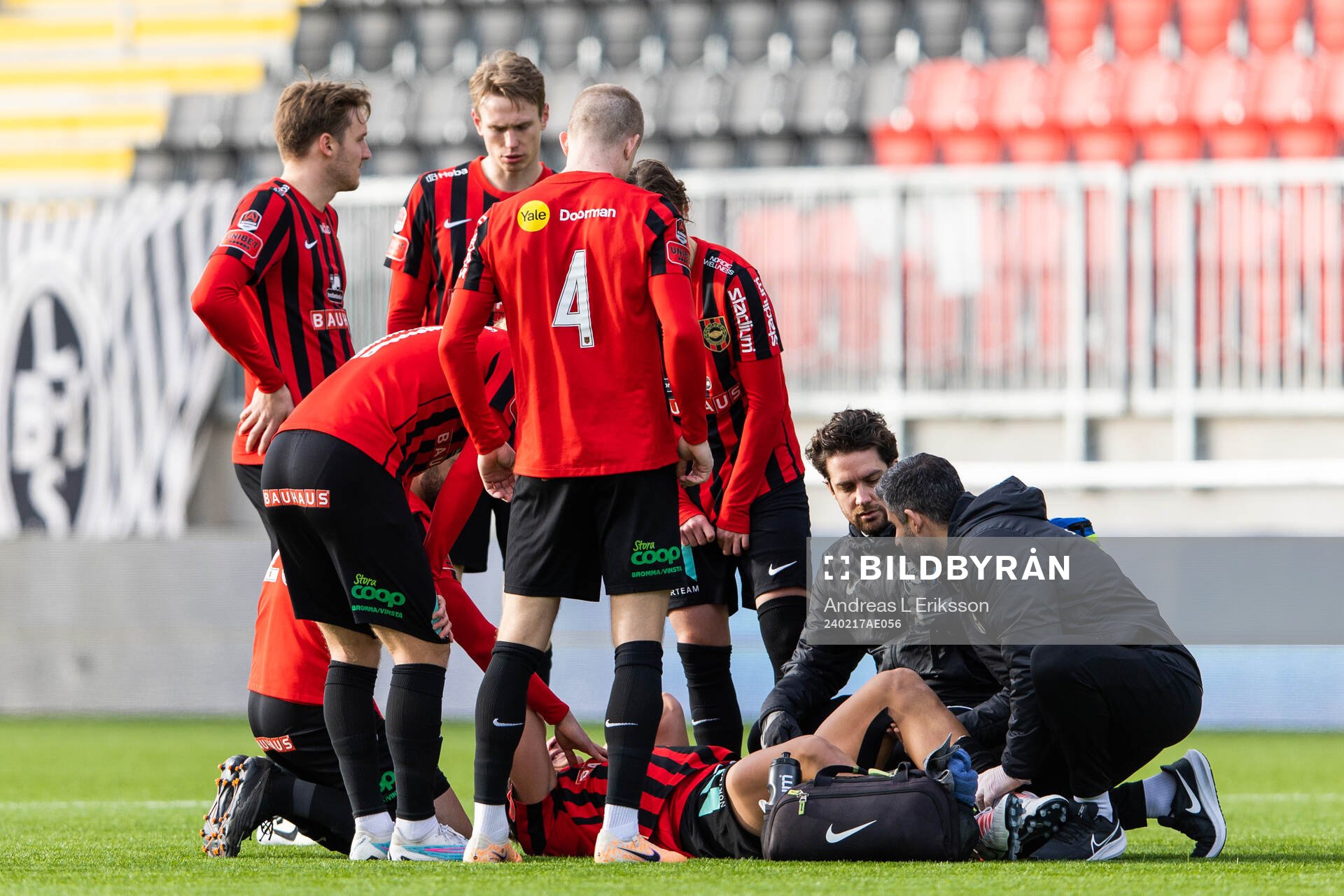 Brommapojkarnas spelare samlas runt Kevin Ackermann som