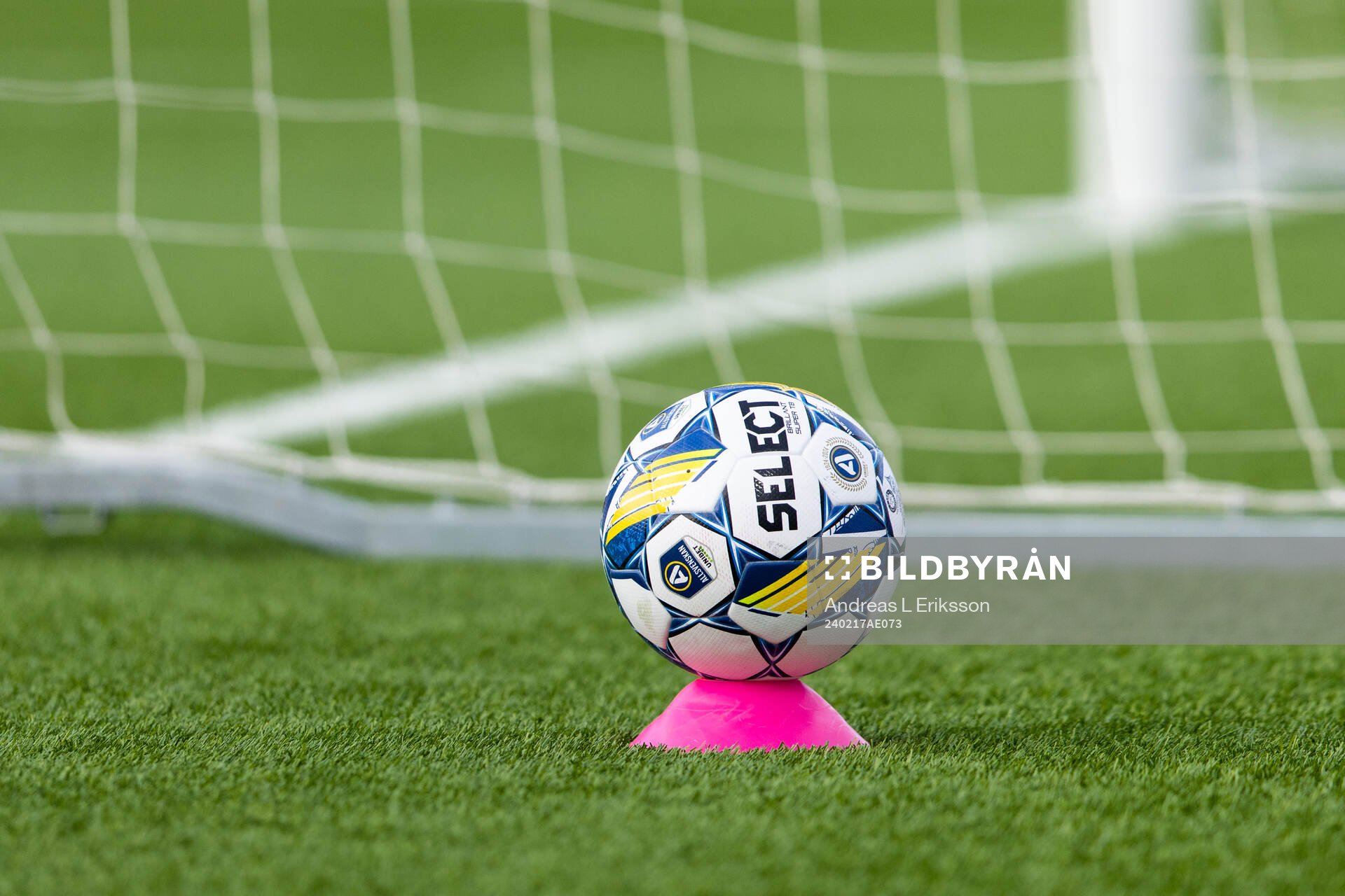 En fotboll placerad på en kon under fotbollsmatchen i Svenska Cupen mellan Brommapojkarna och Landskrona den 17 februari 2024 i Stockholm.