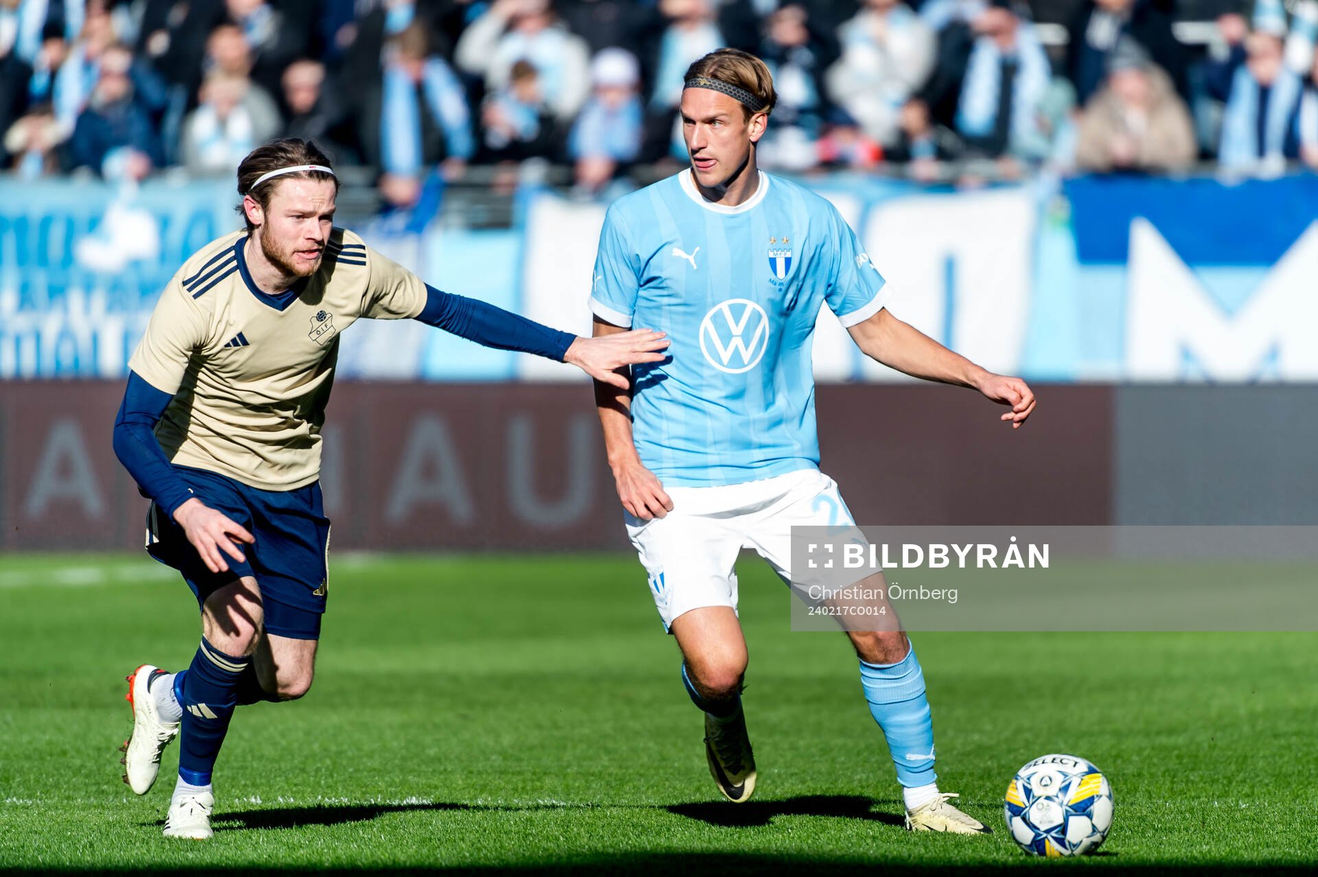 Östers IFs Daniel Ljung och Malmö FFs Erik Botheim under fotbollsmatchen i Svenska Cupen mellan Malmö FF och Östers IF den 17 februari 2024 i Malmö.
