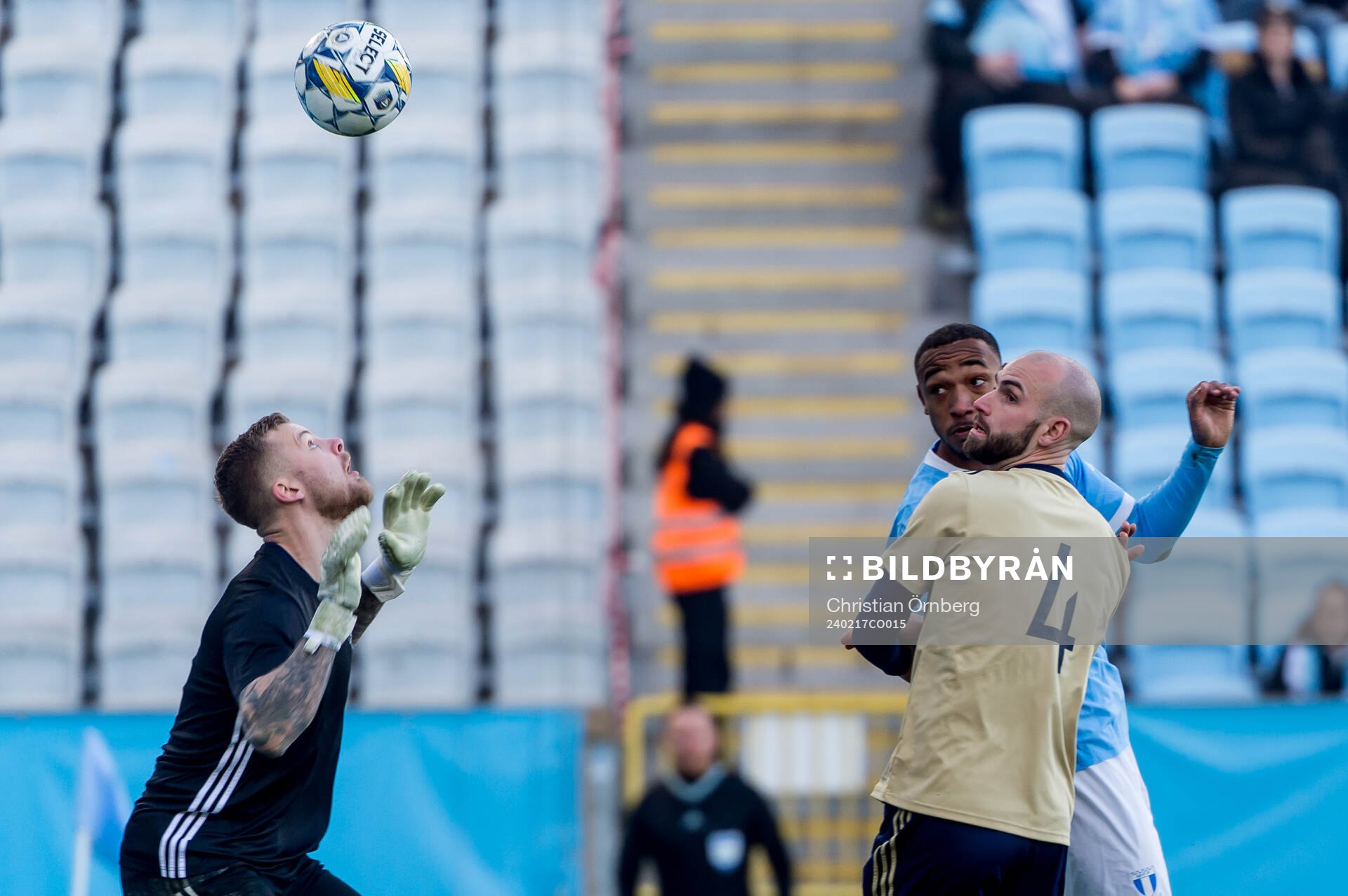 Östers IFs målvakt Robin Wallinder och Malmö FFs Derek