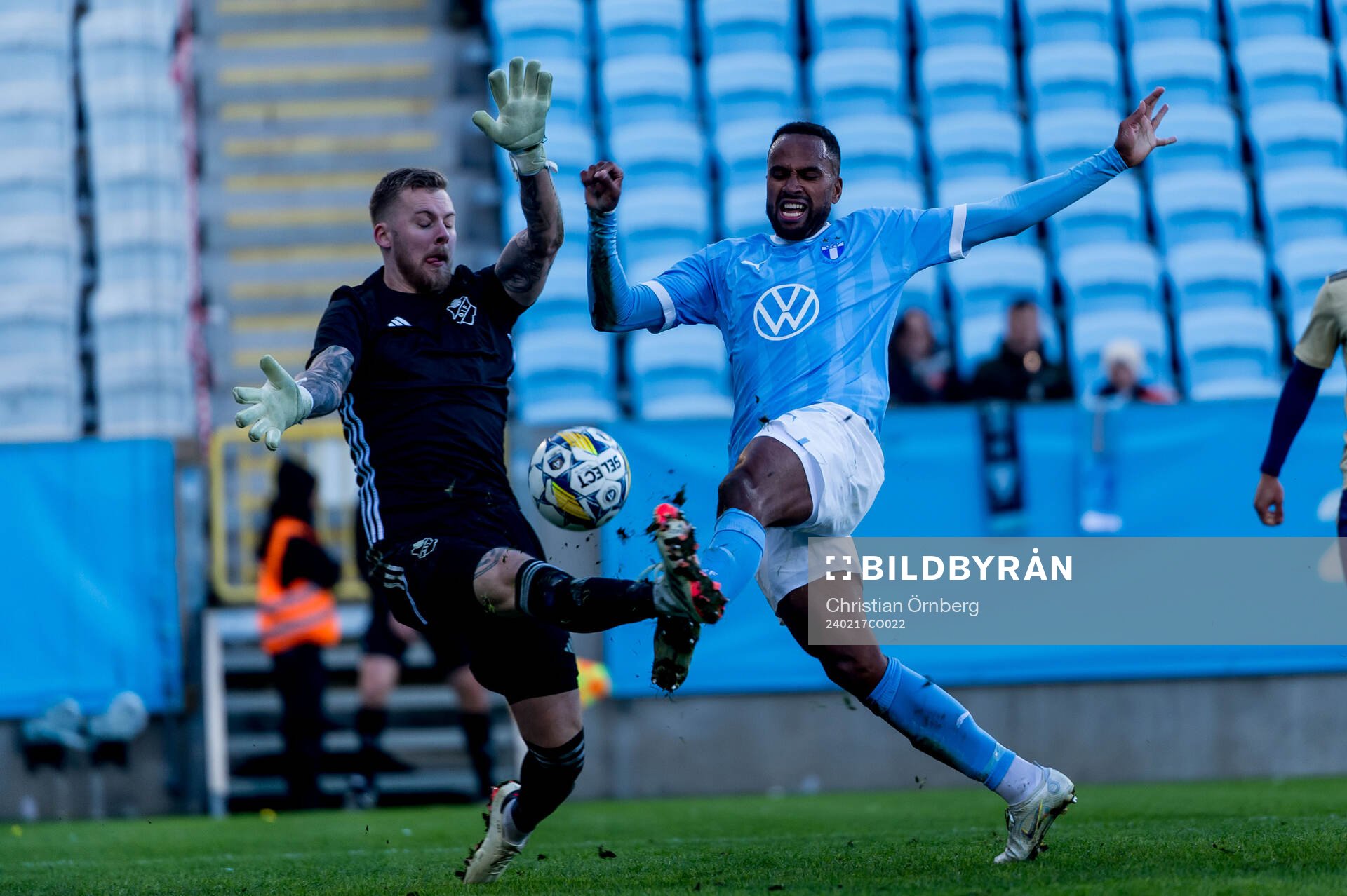 Östers IFs målvakt Robin Wallinder och Malmö FFs Isaac