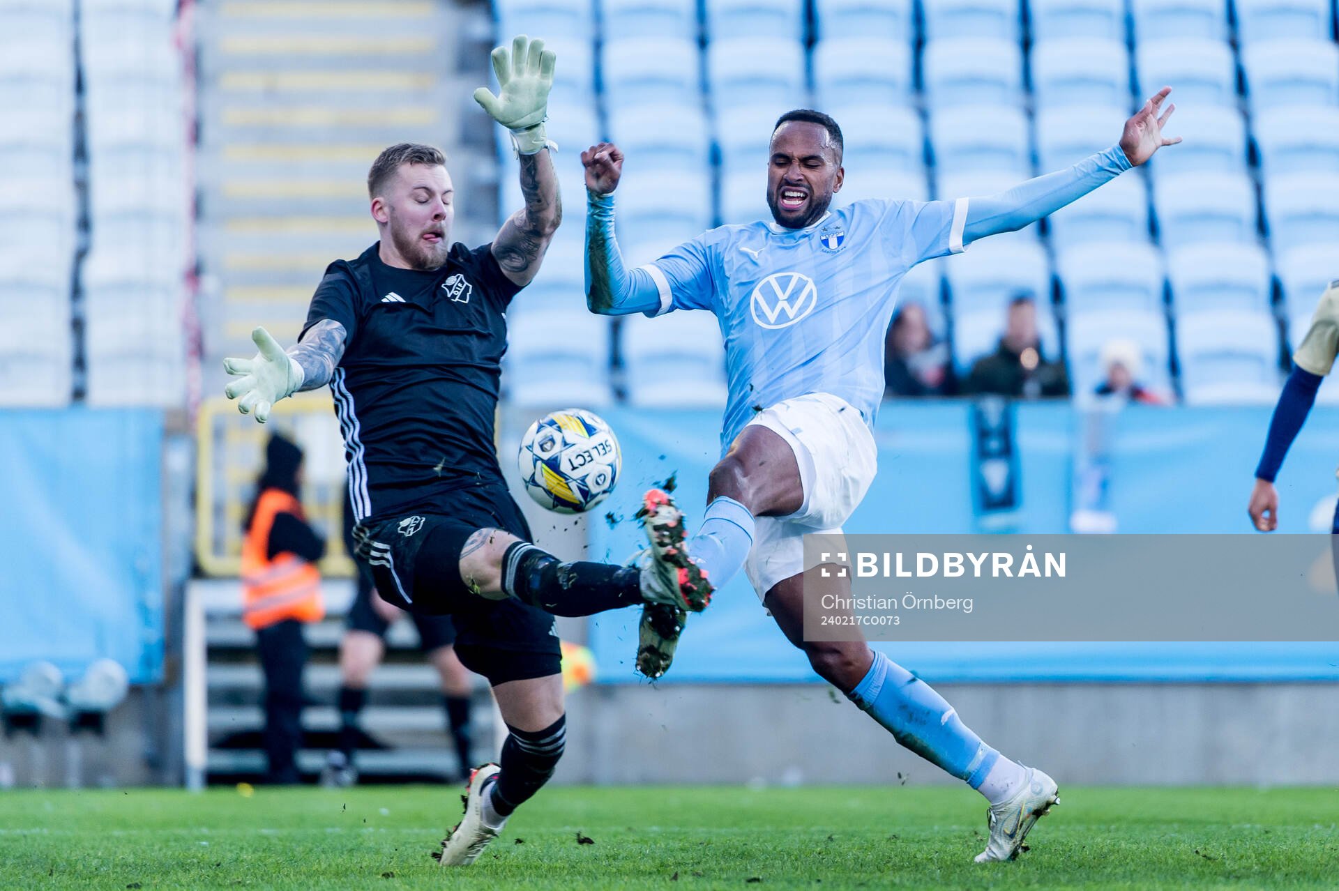Östers IFs målvakt Robin Wallinder och Malmö FFs Isaac