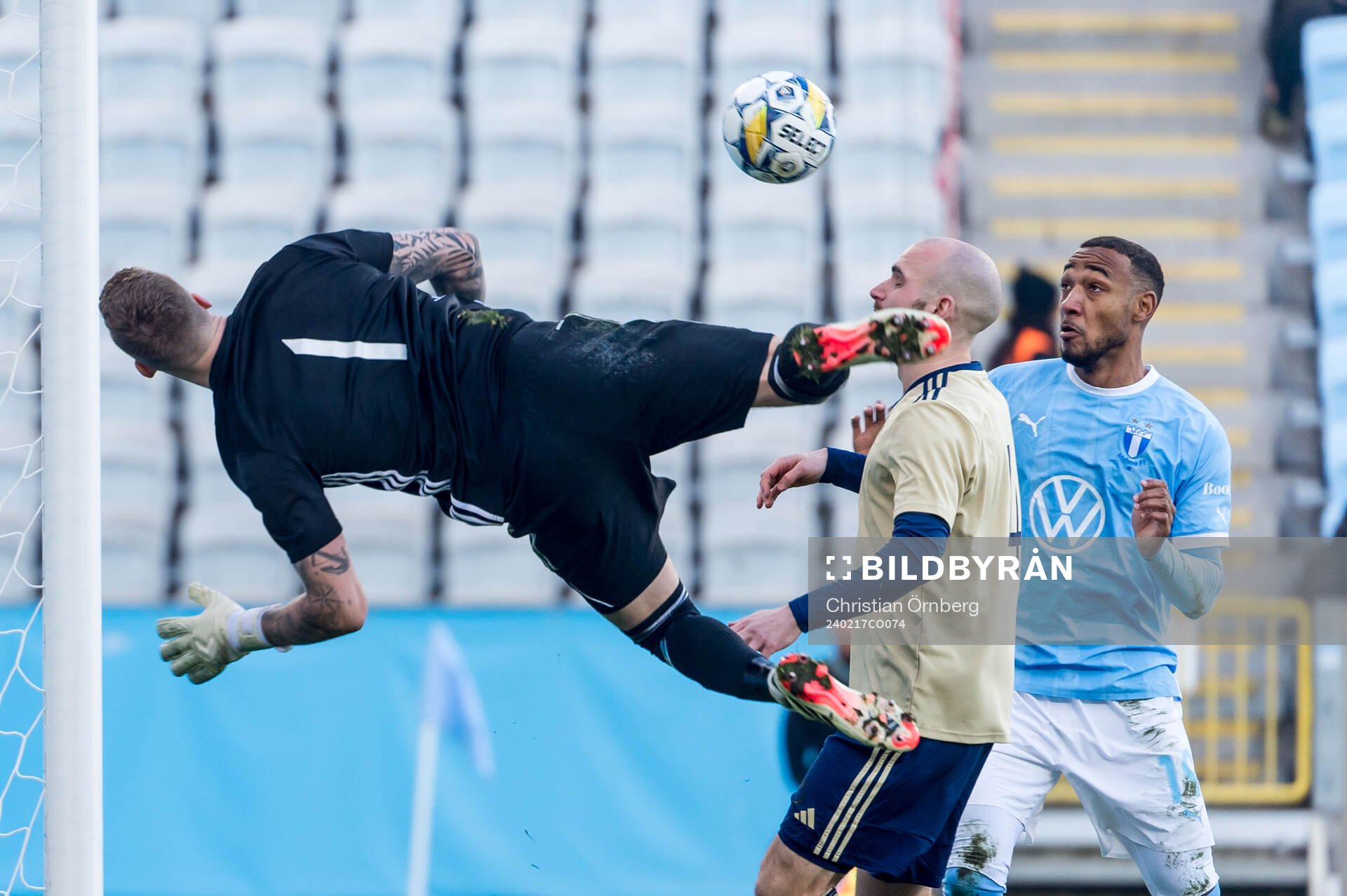 Östers IFs målvakt Robin Wallinder och Malmö FFs Derek