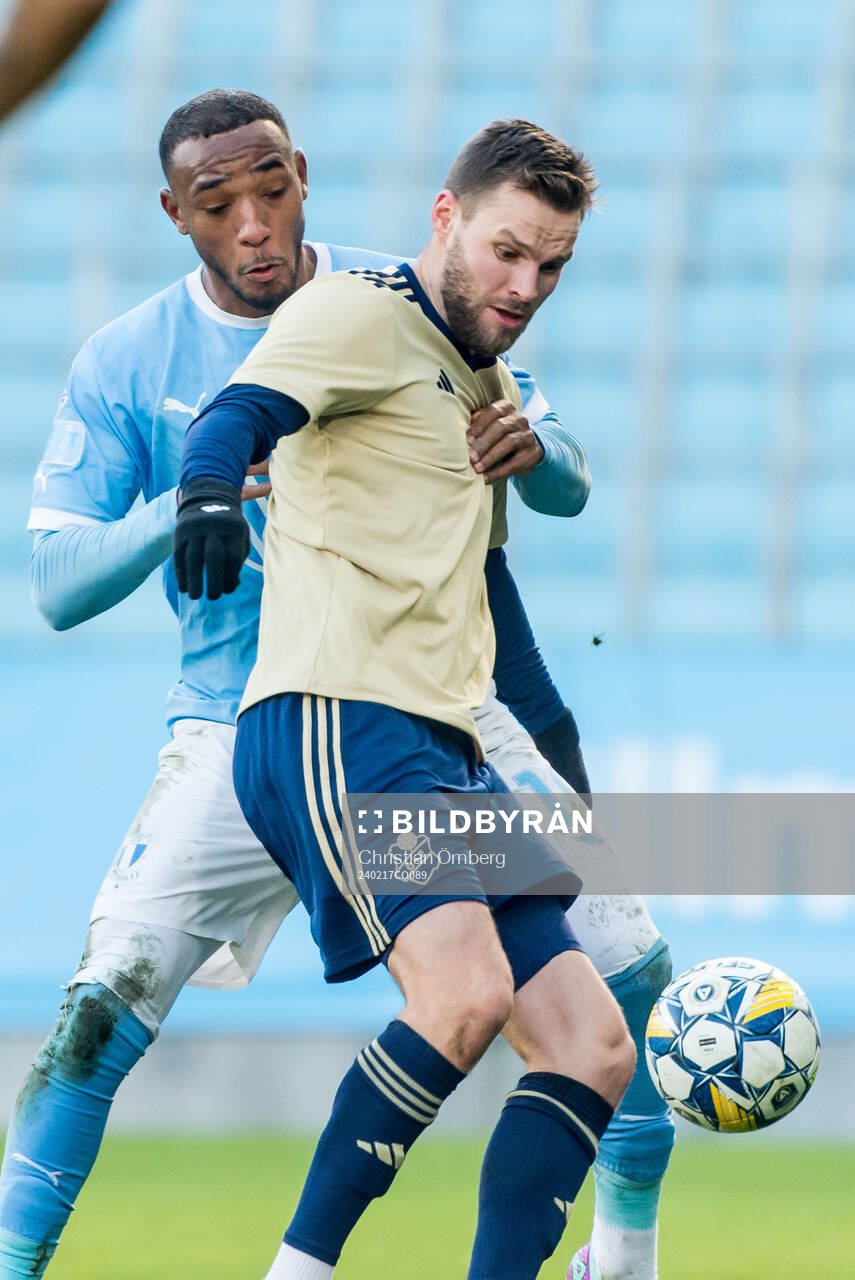 Östers IFs Niklas Söderberg och Malmö FFs Derek Cornelius under fotbollsmatchen i Svenska Cupen mellan Malmö FF och Östers IF den 17 februari 2024 i Malmö.