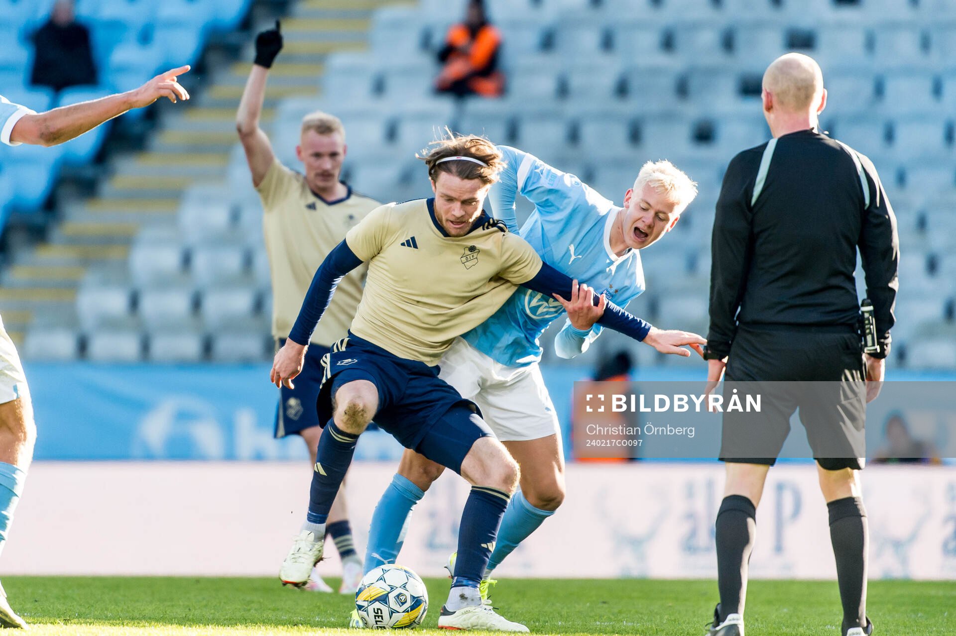 Östers IFs Daniel Ljung och Malmö FFs Otto Rosengren under fotbollsmatchen i Svenska Cupen mellan Malmö FF och Östers IF den 17 februari 2024 i Malmö.