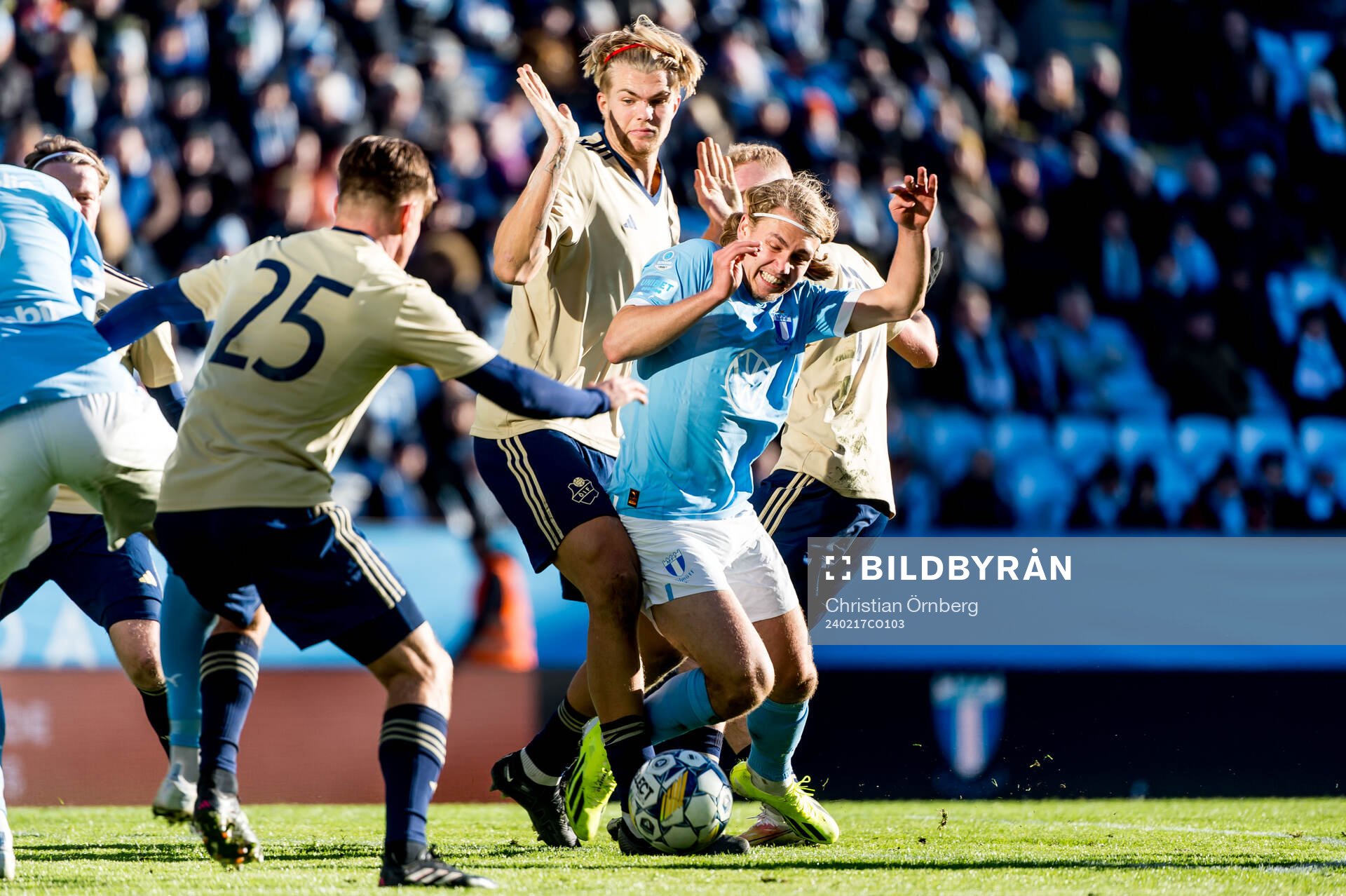 Malmö FFs Sebastian Nanasi och Östers IFs Mattis Adolfsson under fotbollsmatchen i Svenska Cupen mellan Malmö FF och Östers IF den 17 februari 2024 i Malmö.