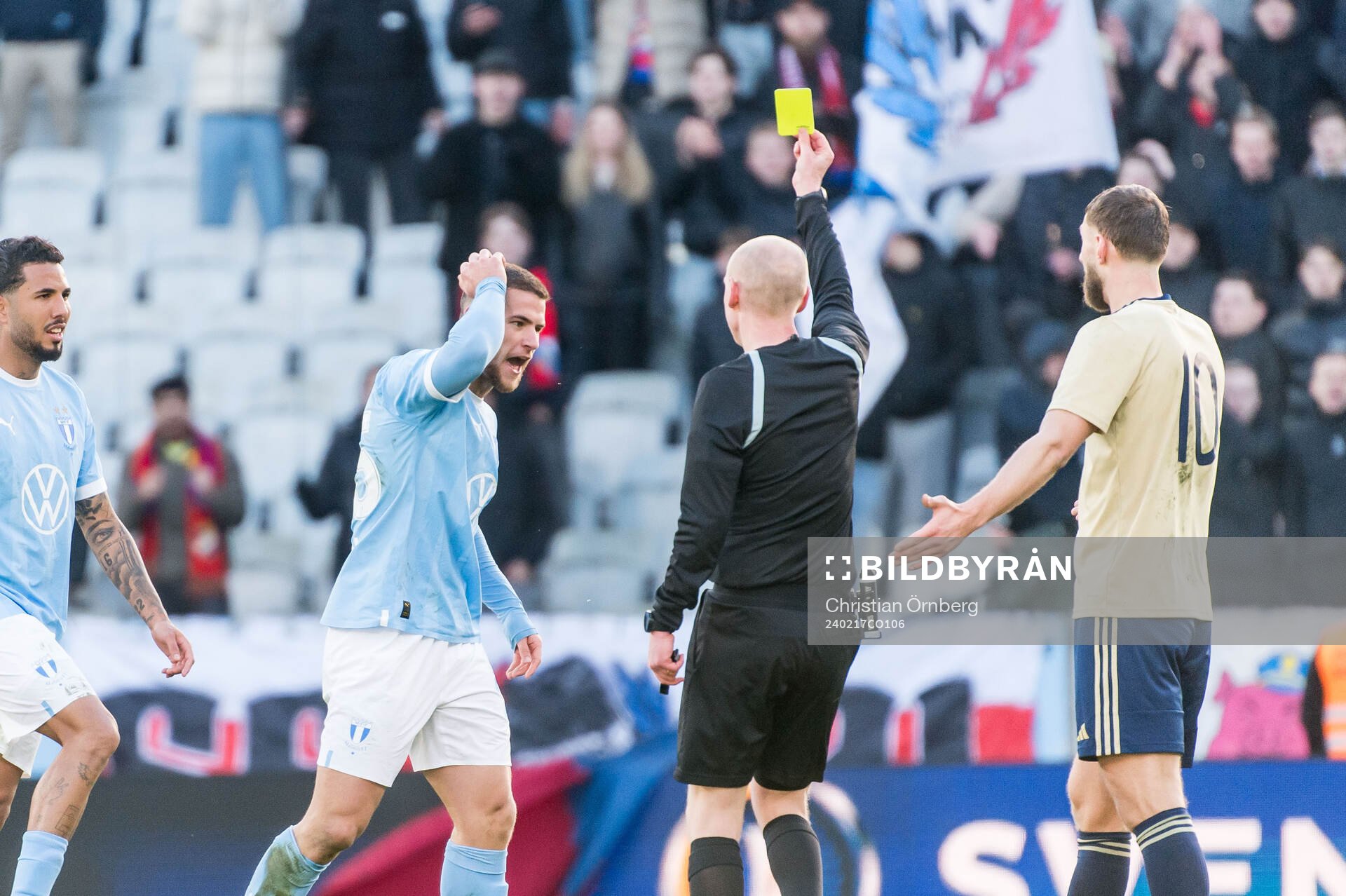 Malmö FFs Gabriel Busanello deppar