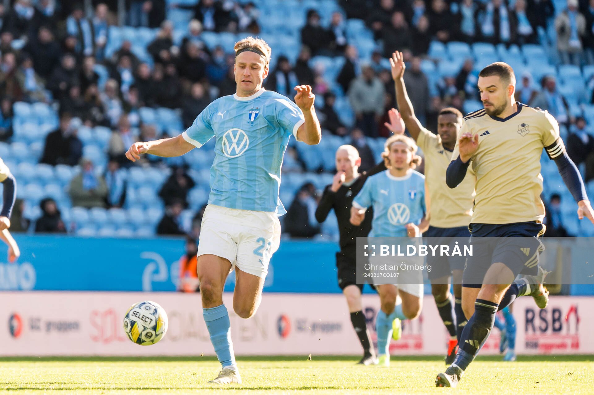 Malmö FFs Erik Botheim och Östers IFs Vladimir Rodic under fotbollsmatchen i Svenska Cupen mellan Malmö FF och Östers IF den 17 februari 2024 i Malmö.