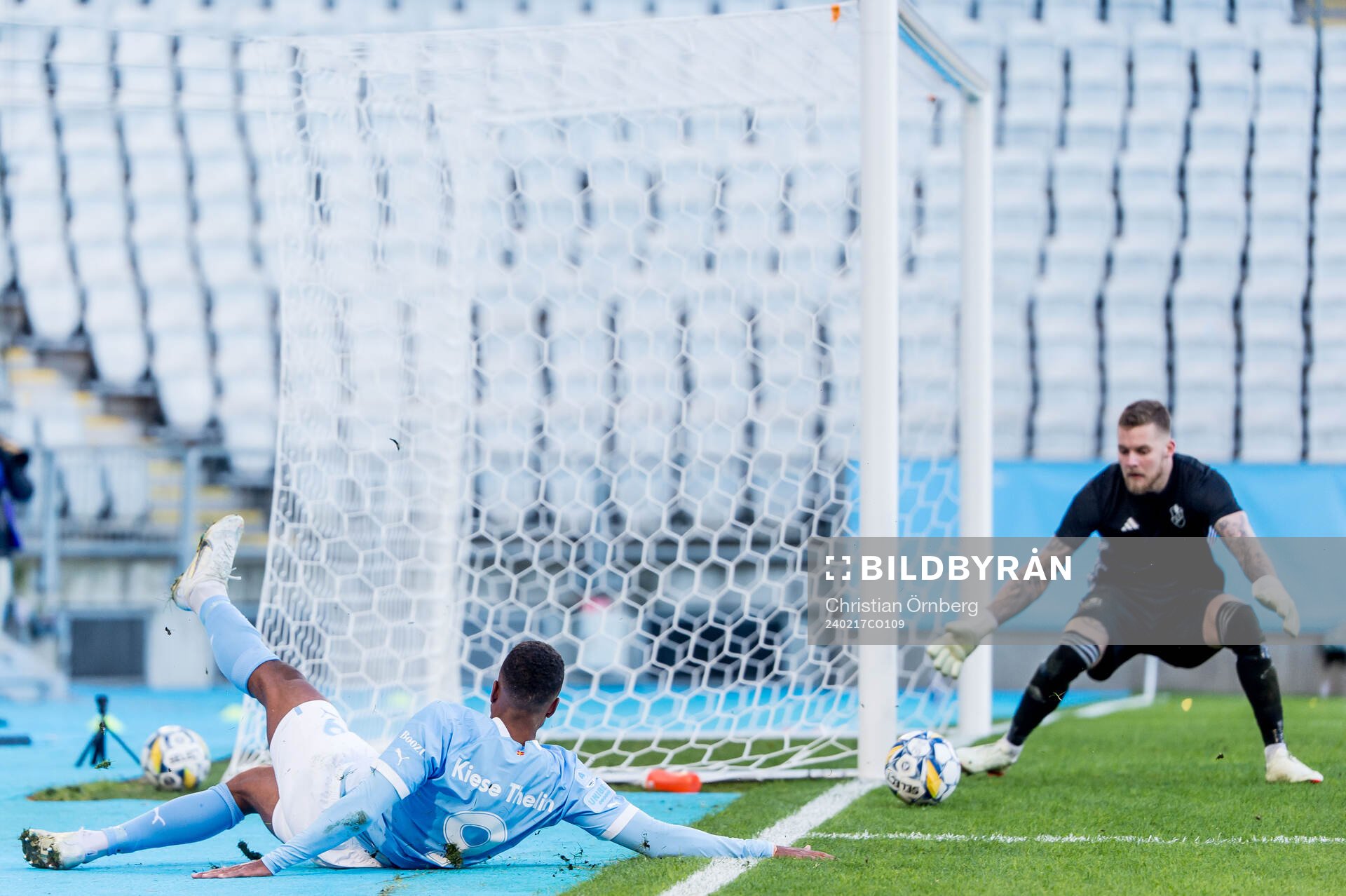 Malmö FFs Isaac Kiese Thelin och Östers IFs målvakt