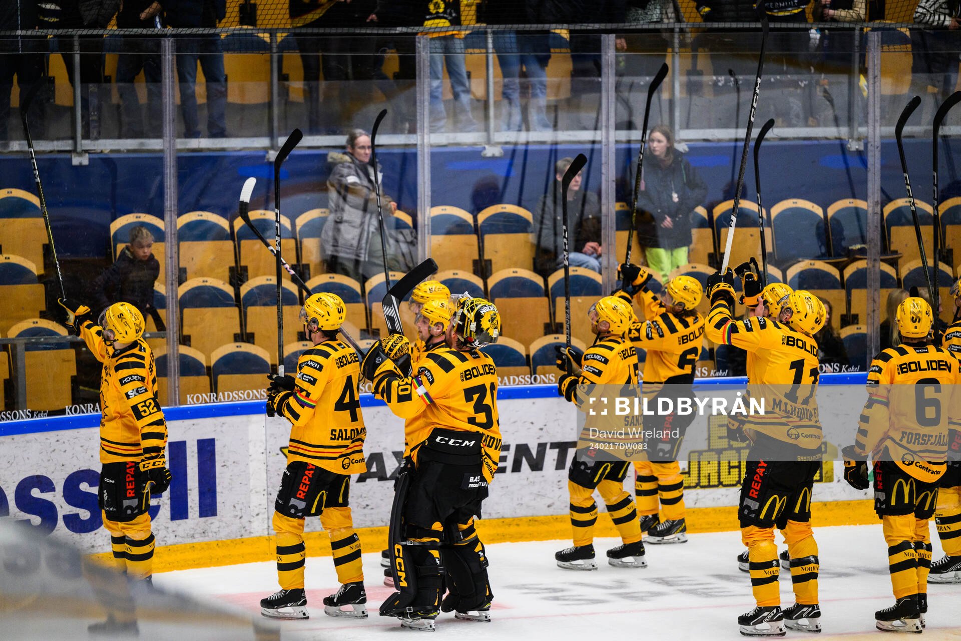 Skellefteås spelare jublar och tackar fansen