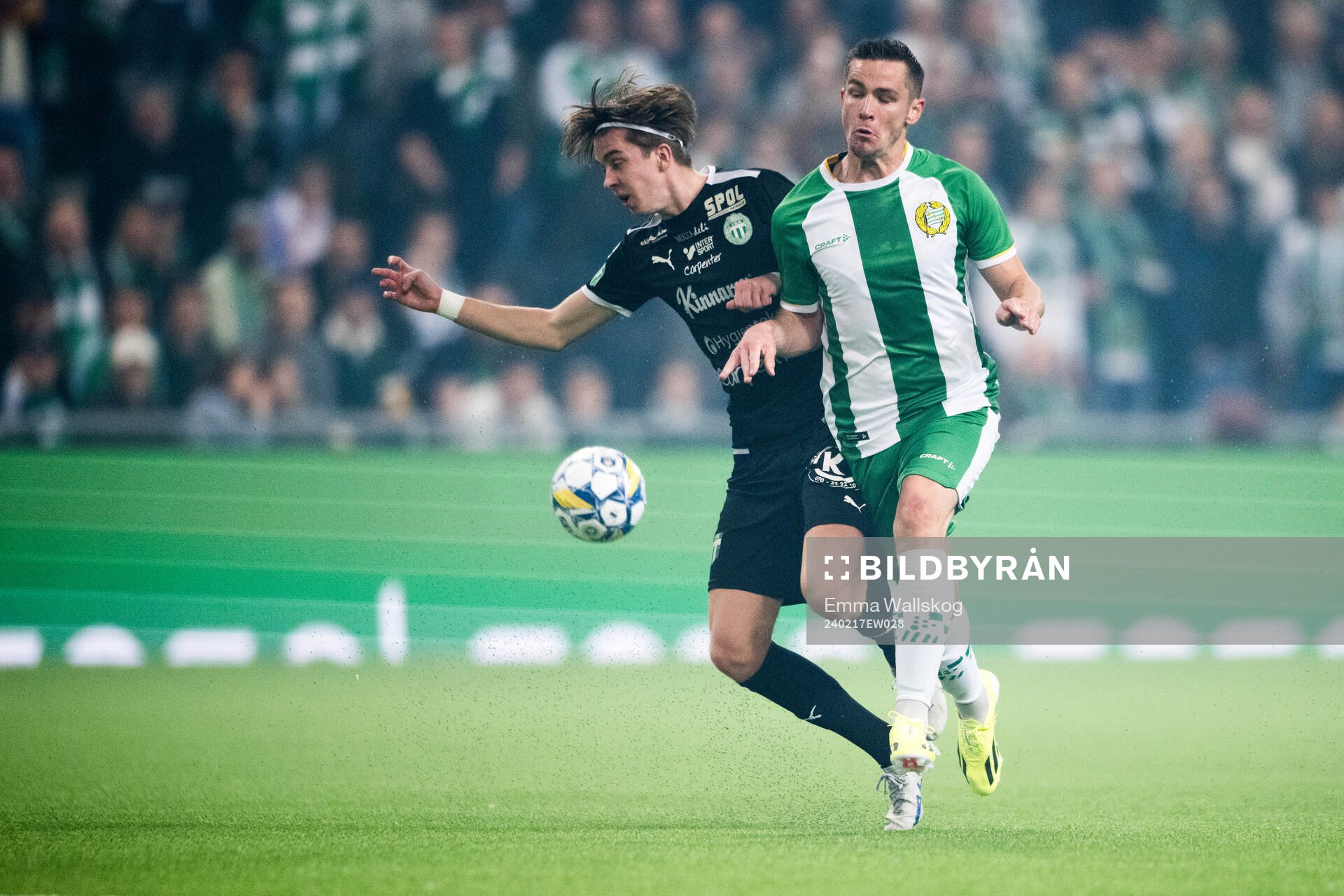 Västerås SKs Max Larsson och Hammarbys Oscar Johansson Schellhas under fotbollsmatchen i Svenska Cupen mellan Hammarby och Västerås SK den 17 februari 2024 i Stockholm.