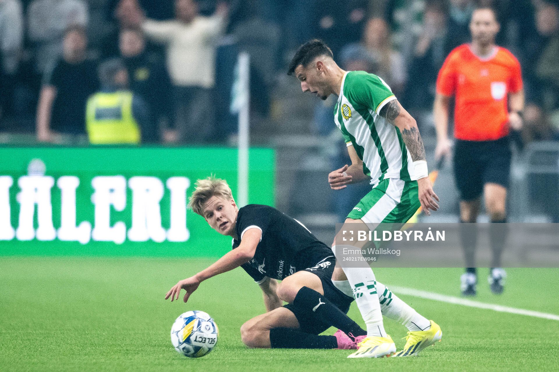 Västerås SKs Marcus Linday och Hammarbys Viktor Djukanovic under fotbollsmatchen i Svenska Cupen mellan Hammarby och Västerås SK den 17 februari 2024 i Stockholm.