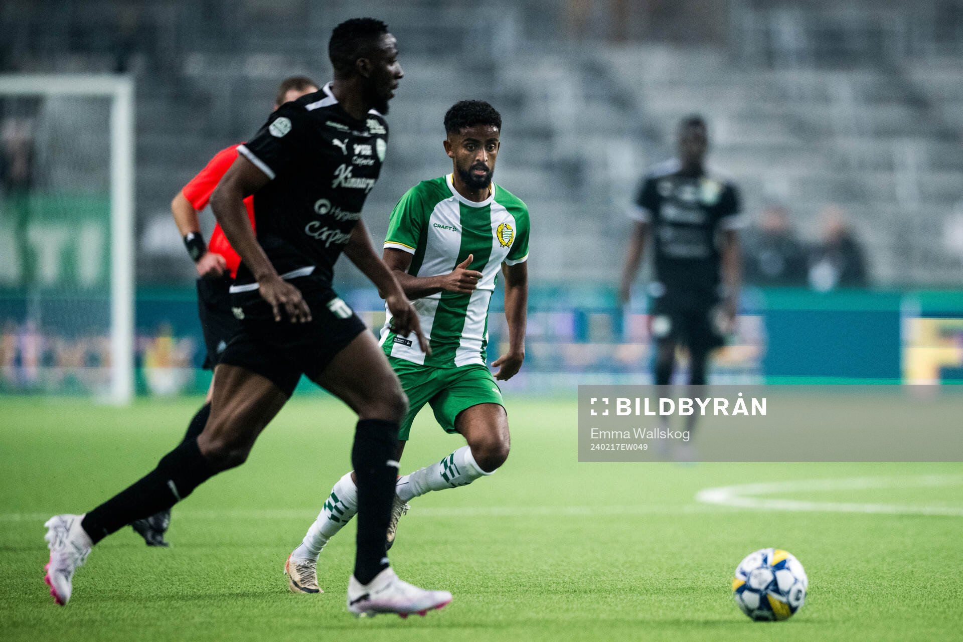 Västerås SKs Frederic Nsabiyumva och Hammarbys Tesfaldet Tekie under fotbollsmatchen i Svenska Cupen mellan Hammarby och Västerås SK den 17 februari 2024 i Stockholm.