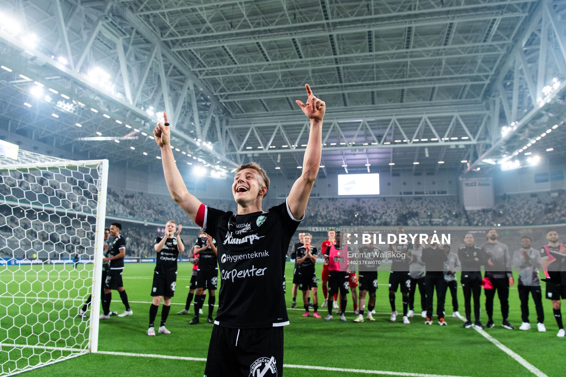 Västerås SKs Simon Gefvert jublar med lagkamrater