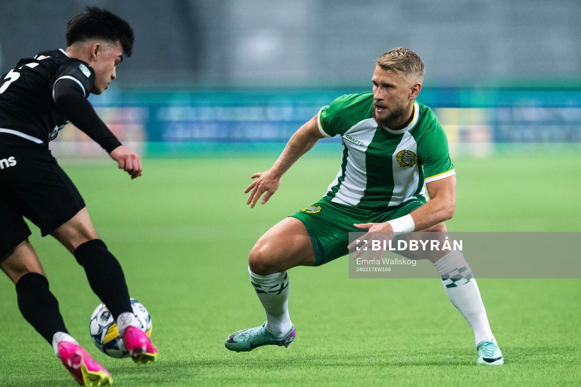 Västerås SKs Alexander Thongla-Iad Warneryd och Hammarbys Simon Strand under fotbollsmatchen i Svenska Cupen mellan Hammarby och Västerås SK den 17 februari 2024 i Stockholm.