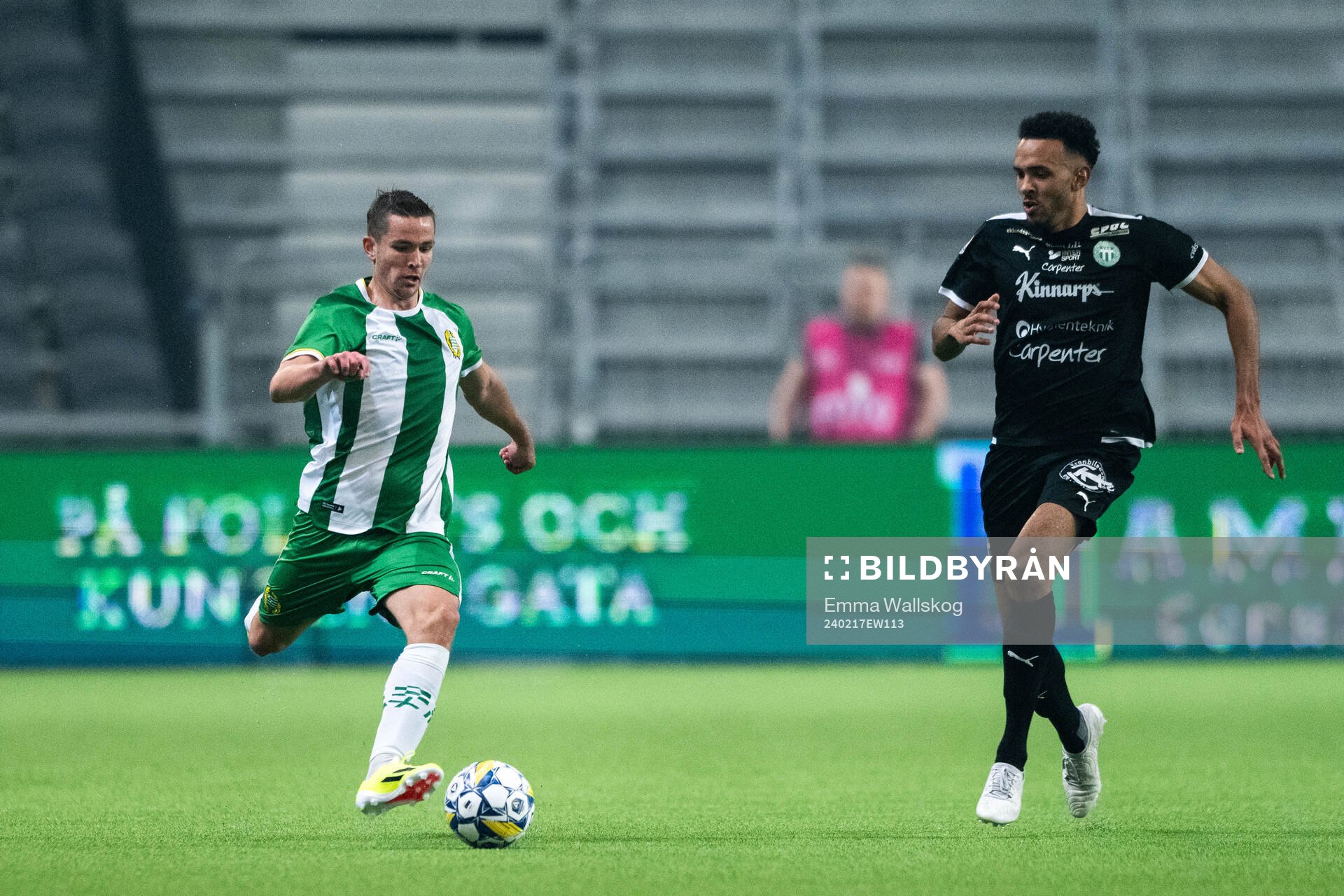 Hammarbys Oscar Johansson Schellhas och Västerås SKs Alex Douglas under fotbollsmatchen i Svenska Cupen mellan Hammarby och Västerås SK den 17 februari 2024 i Stockholm.