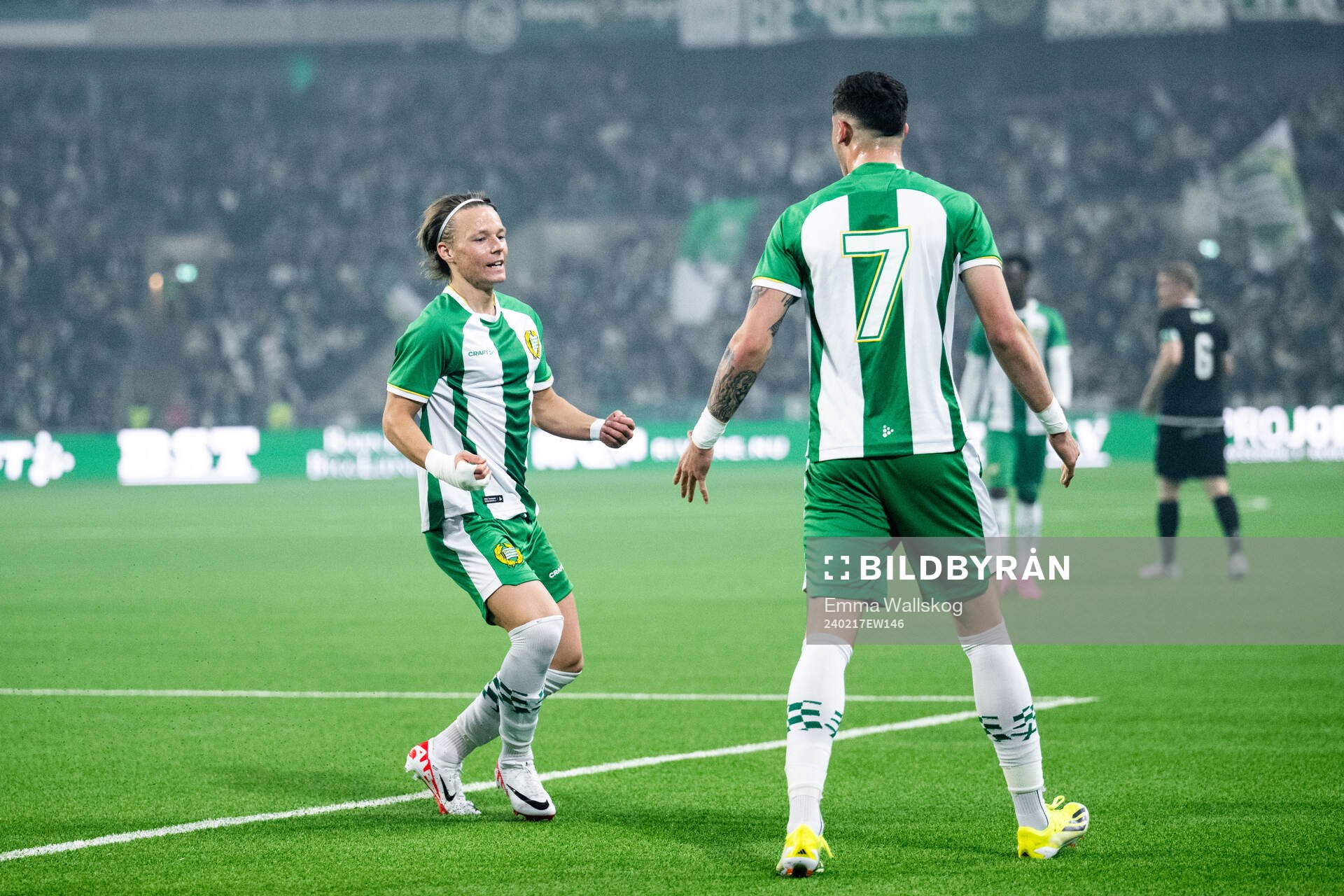 Hammarbys August Mikkelsen jublar med Viktor Djukanovic