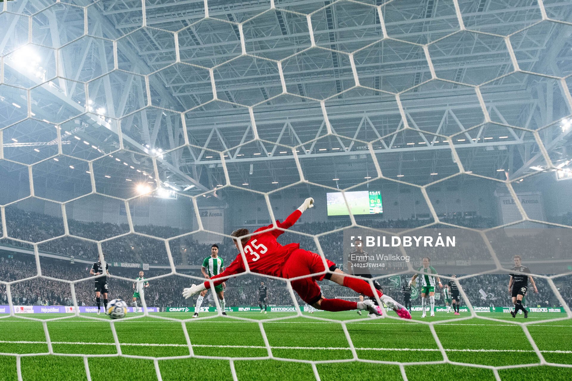 Hammarbys August Mikkelsen gör 1-0 bakom Västerås SKs målvakt Johan Brattberg under fotbollsmatchen i Svenska Cupen mellan Hammarby och Västerås SK den 17 februari 2024 i Stockholm.