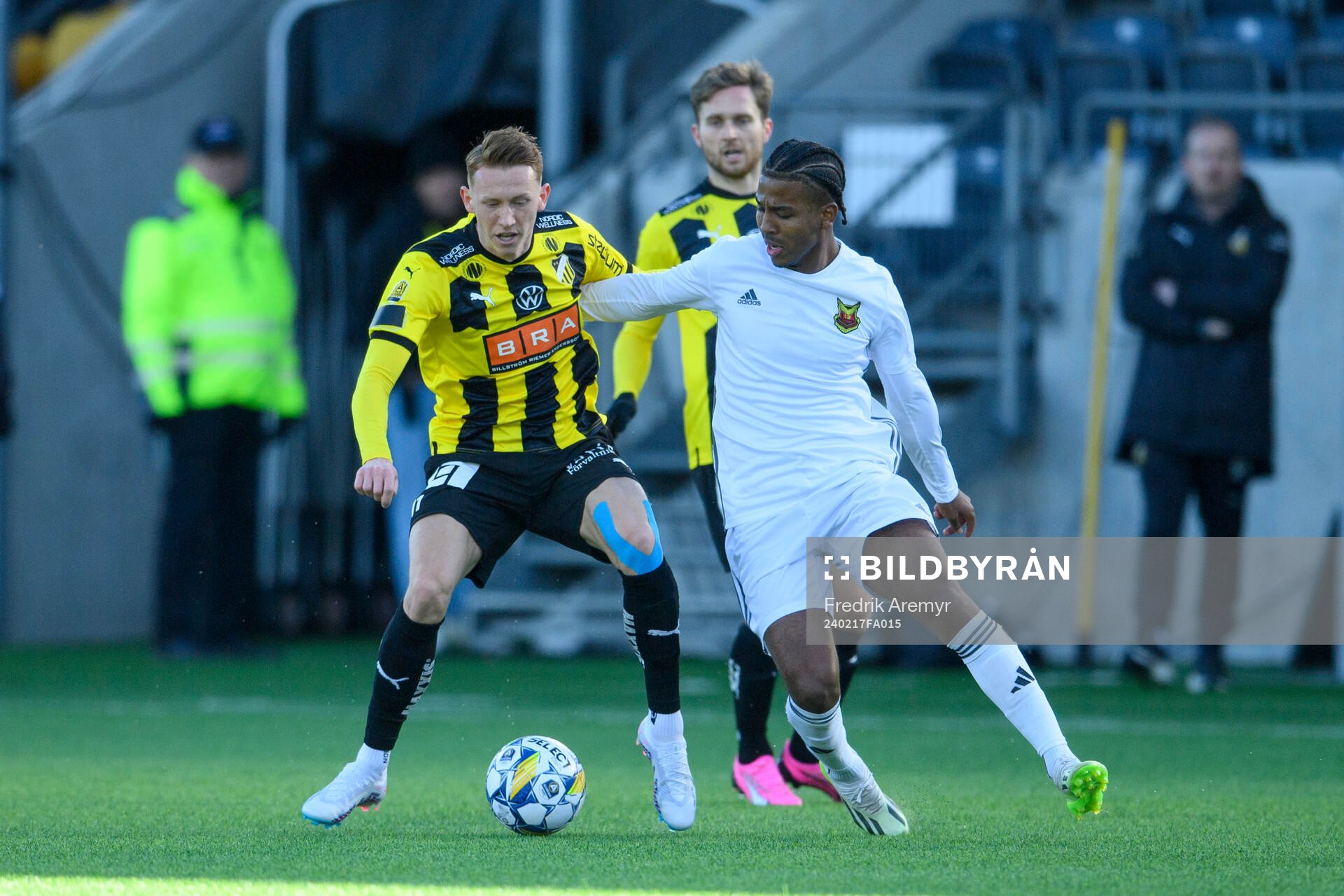 BK Häckens Julius Lindberg och Östersunds Nebiyou Perry under fotbollsmatchen i Svenska Cupen mellan BK Häcken och Östersund den 17 februari 2024 i Göteborg.