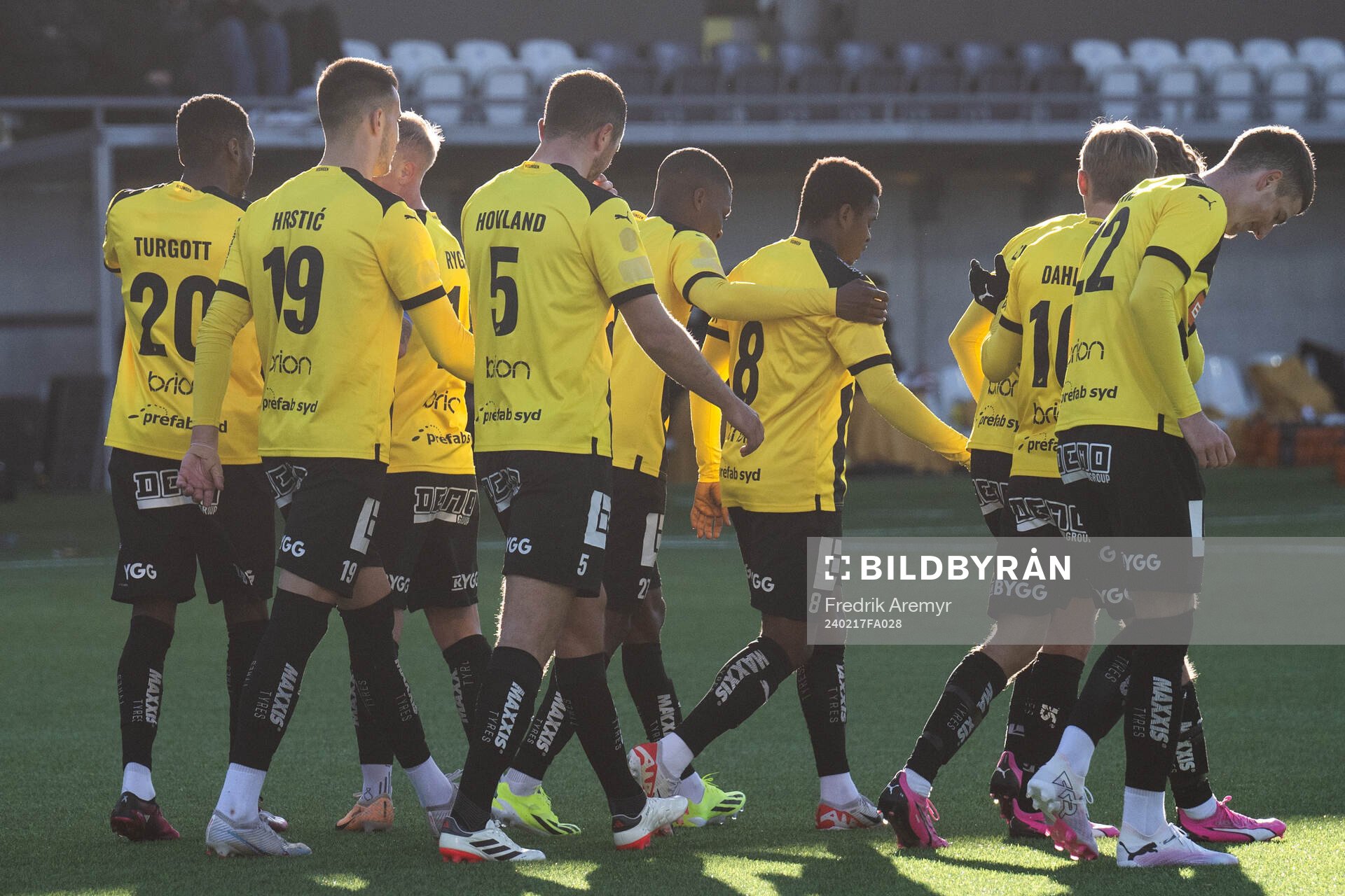 BK Häckens Abdulrazaq Ishaq jublar med lagkamrater