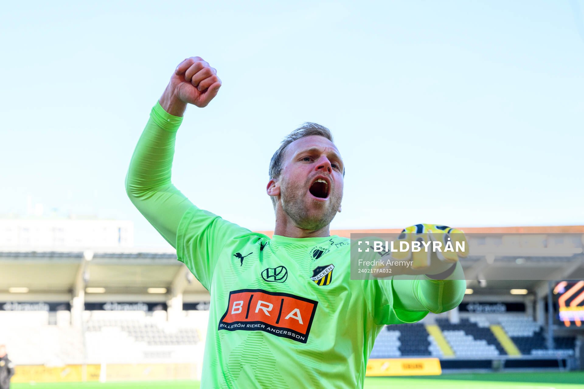 BK Häckens målvakt Peter Abrahamsson  jublar