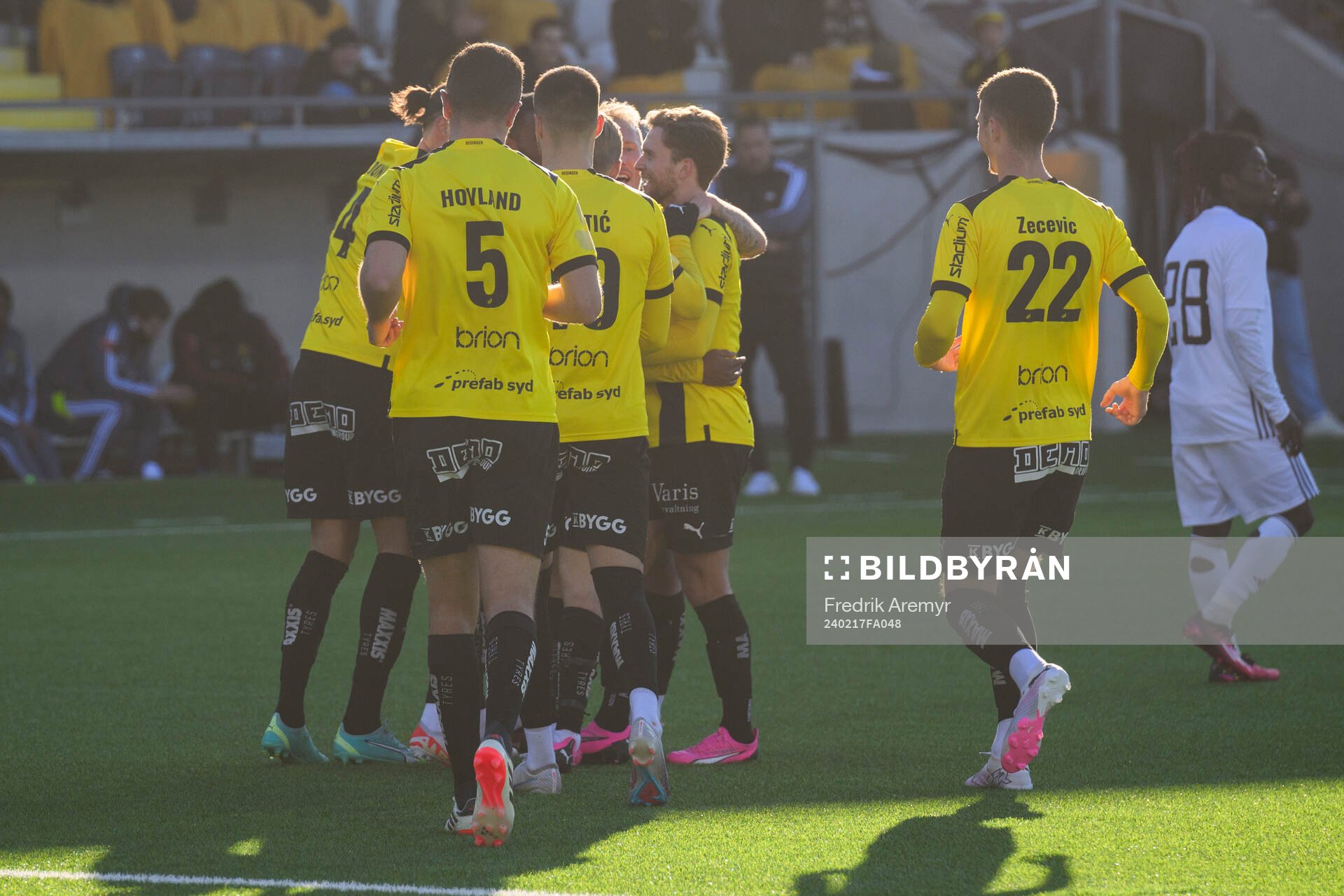 +h+spelare jublar med målskytten Abdulrazaq Ishaq