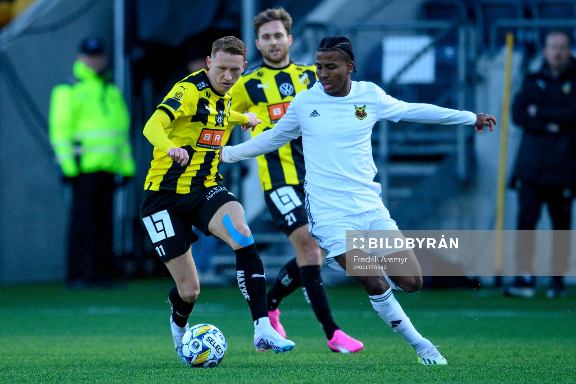 BK Häckens Julius Lindberg  och Östersunds Nebiyou Perry