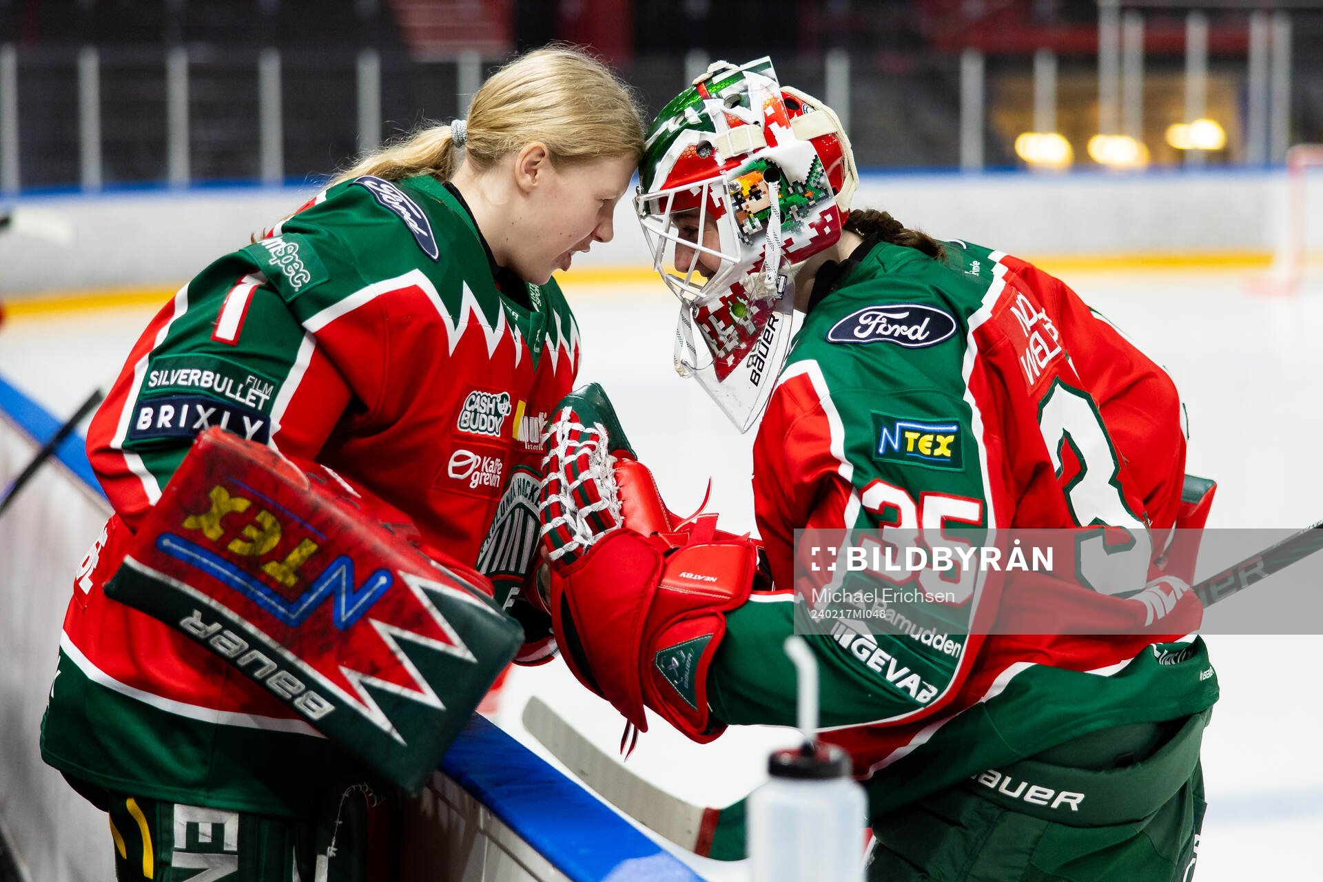 Frölundas målvakt Maja Helge och målvakt Stephanie Neatby