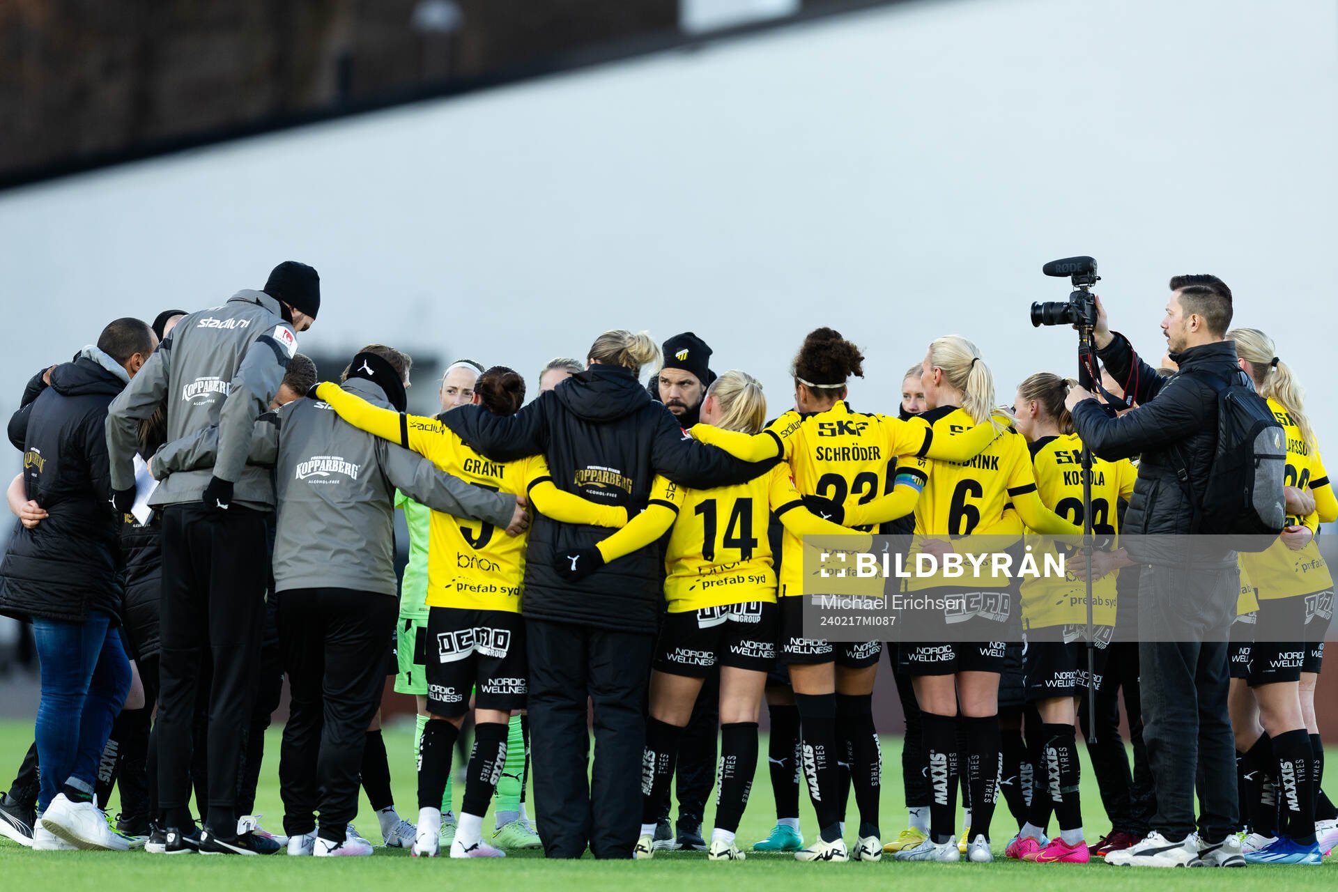 Häckens spelare och ledares samlade efter träningsmatchen i fotboll mellan Häcken och Djurgården den 17 februari 2024 i Göteborg. 