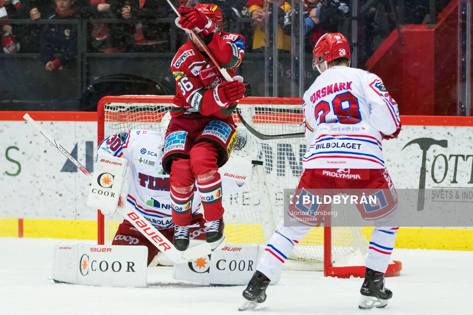 Timrås målvakt Jacob Johansson med Simon Forsmark och