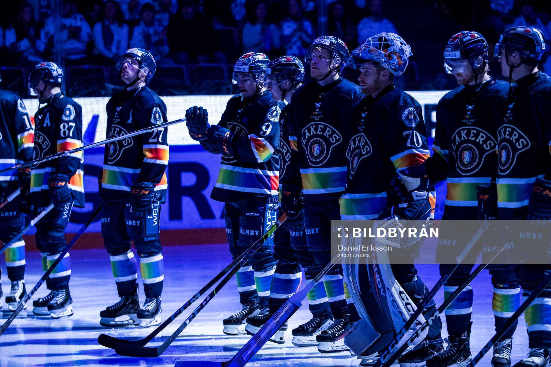 Växjös spelarna pride tröjor innan ishockeymatchen i SHL
