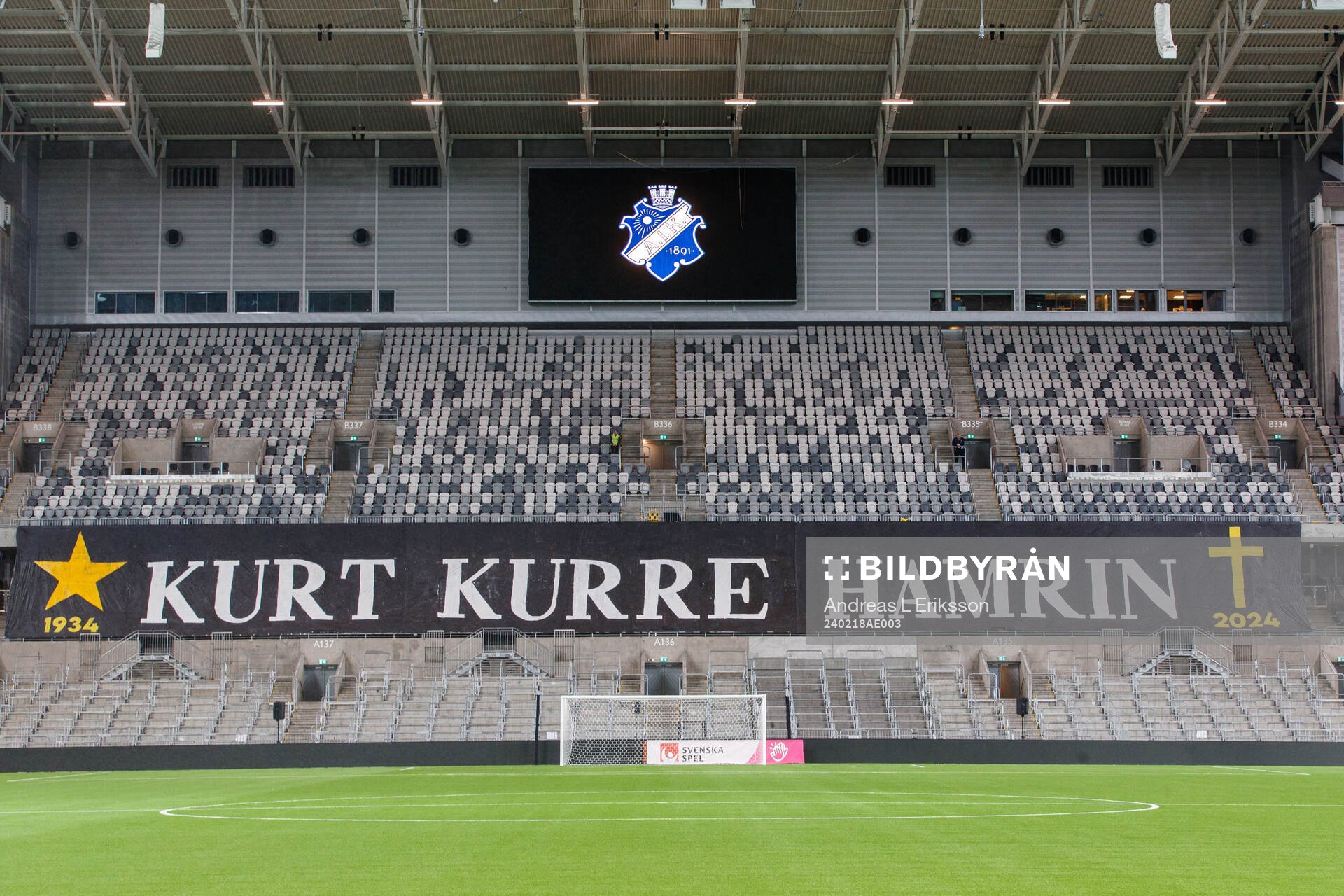 Banderoll för att hedra Kurt Kurre Hamrin innan fotbollsmatchen i Svenska Cupen mellan AIK och Örebro den 18 februari 2024 i Stockholm. 
