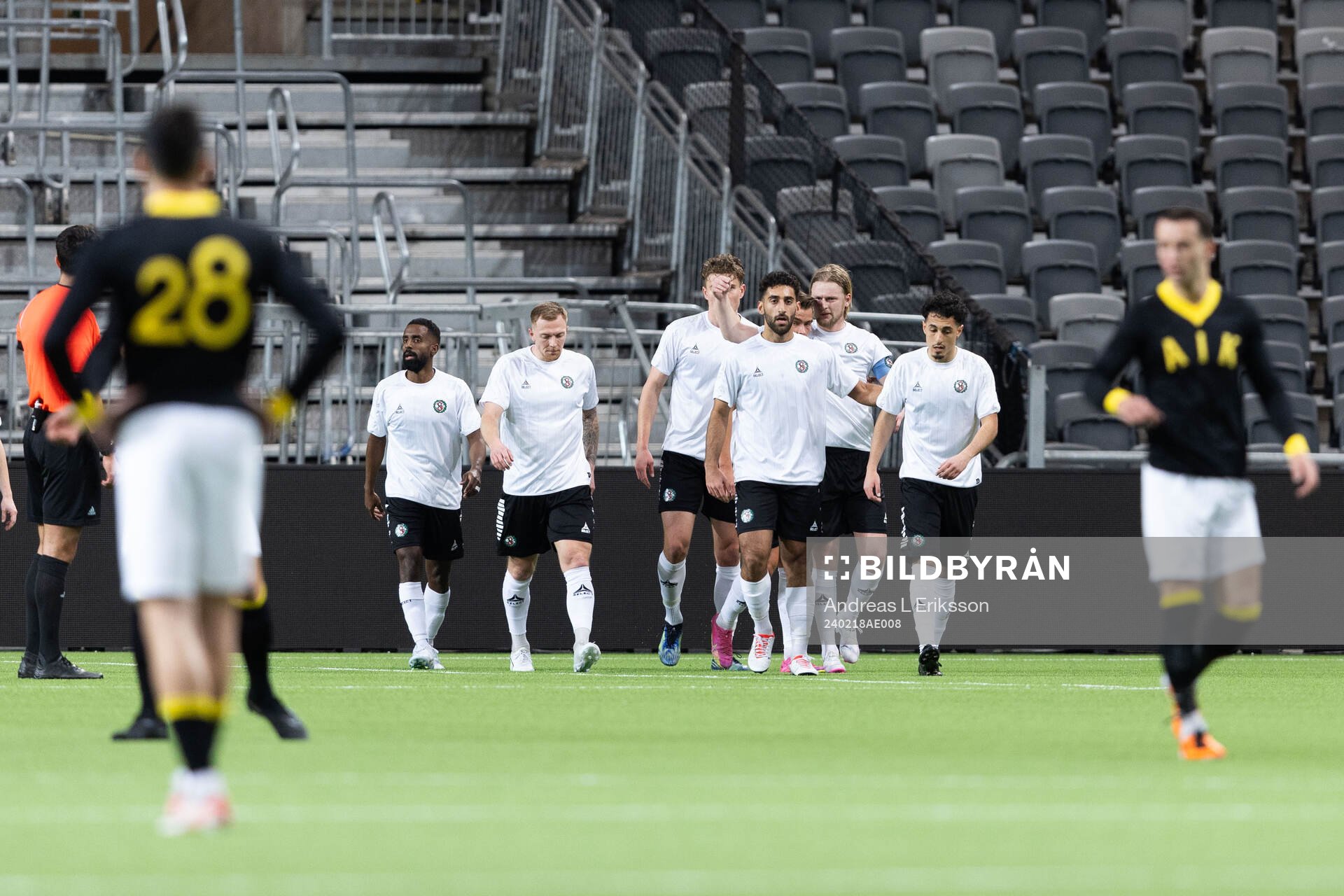 Örebros Kalle Holmberg jublar med lagkamrater