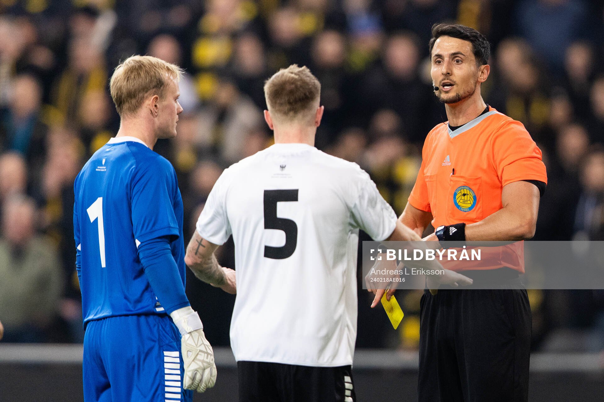 Örebros målvakt Malte Påhlsson och Jesper Modig tarar med domare Adi Aganovic under fotbollsmatchen i Svenska Cupen mellan AIK och Örebro den 18 februari 2024 i Stockholm.