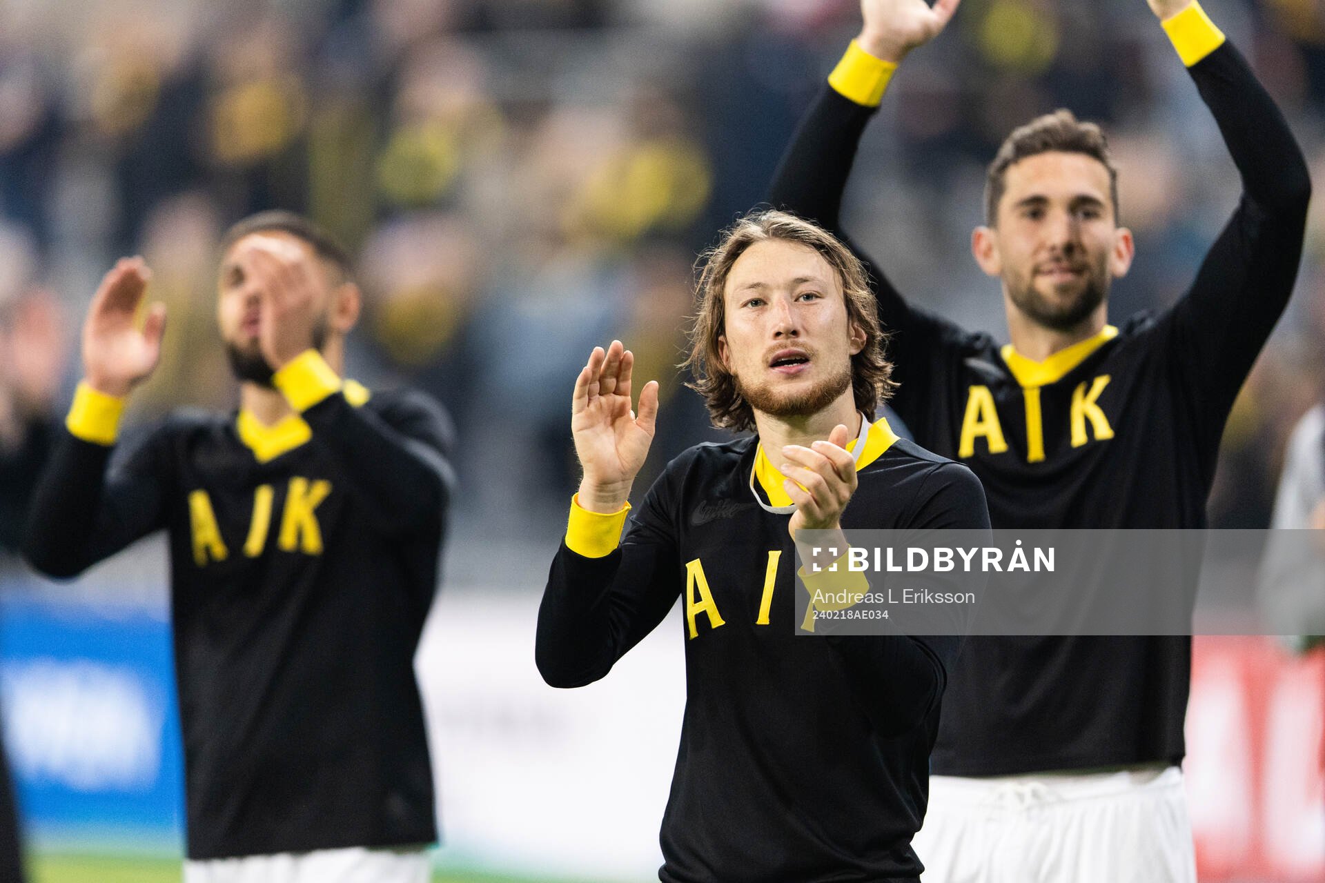 AIKs Axel Björnström tackar publiken