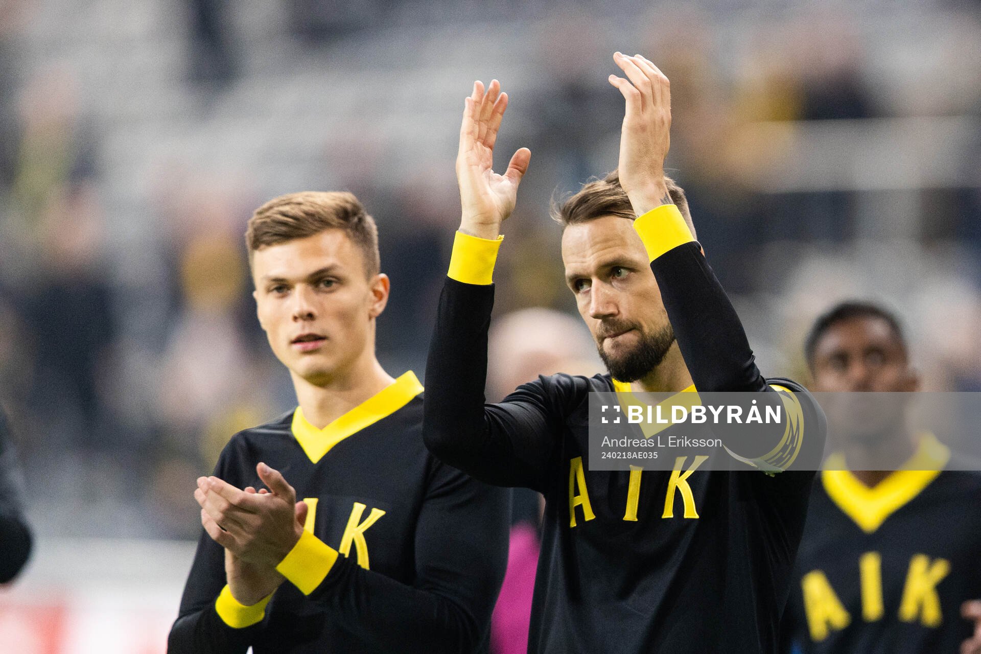 AIKs Alexander Milosevic tackar publiken efter fotbollsmatchen i Svenska Cupen mellan AIK och Örebro den 18 februari 2024 i Stockholm. 